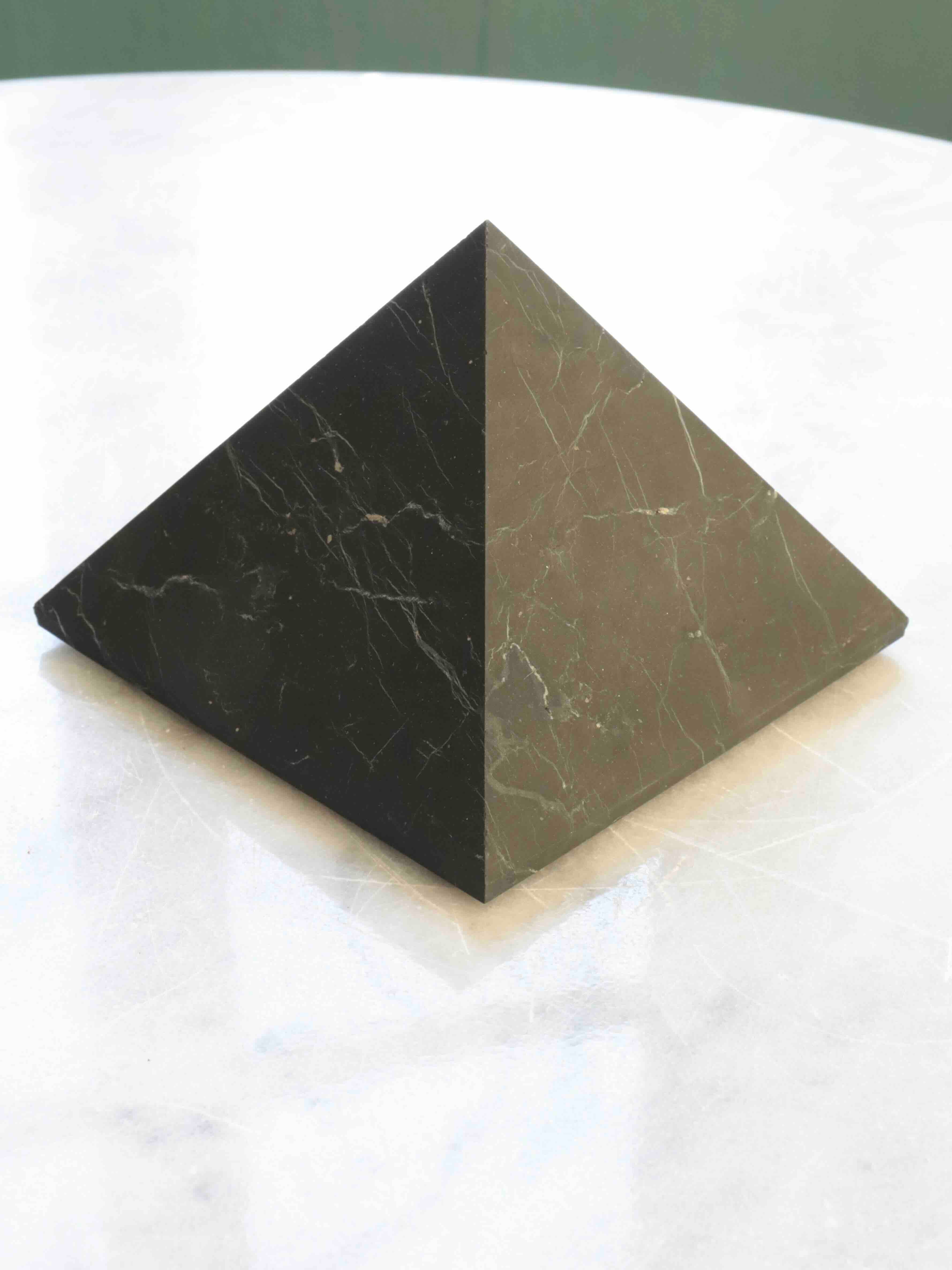 Pyramide de Shungite - Pierre pour neutraliser & harmoniser - SOLYA - Bijoux, Cristaux et mineraux en Belgique - Boutique de pierres naturelles et ethiques