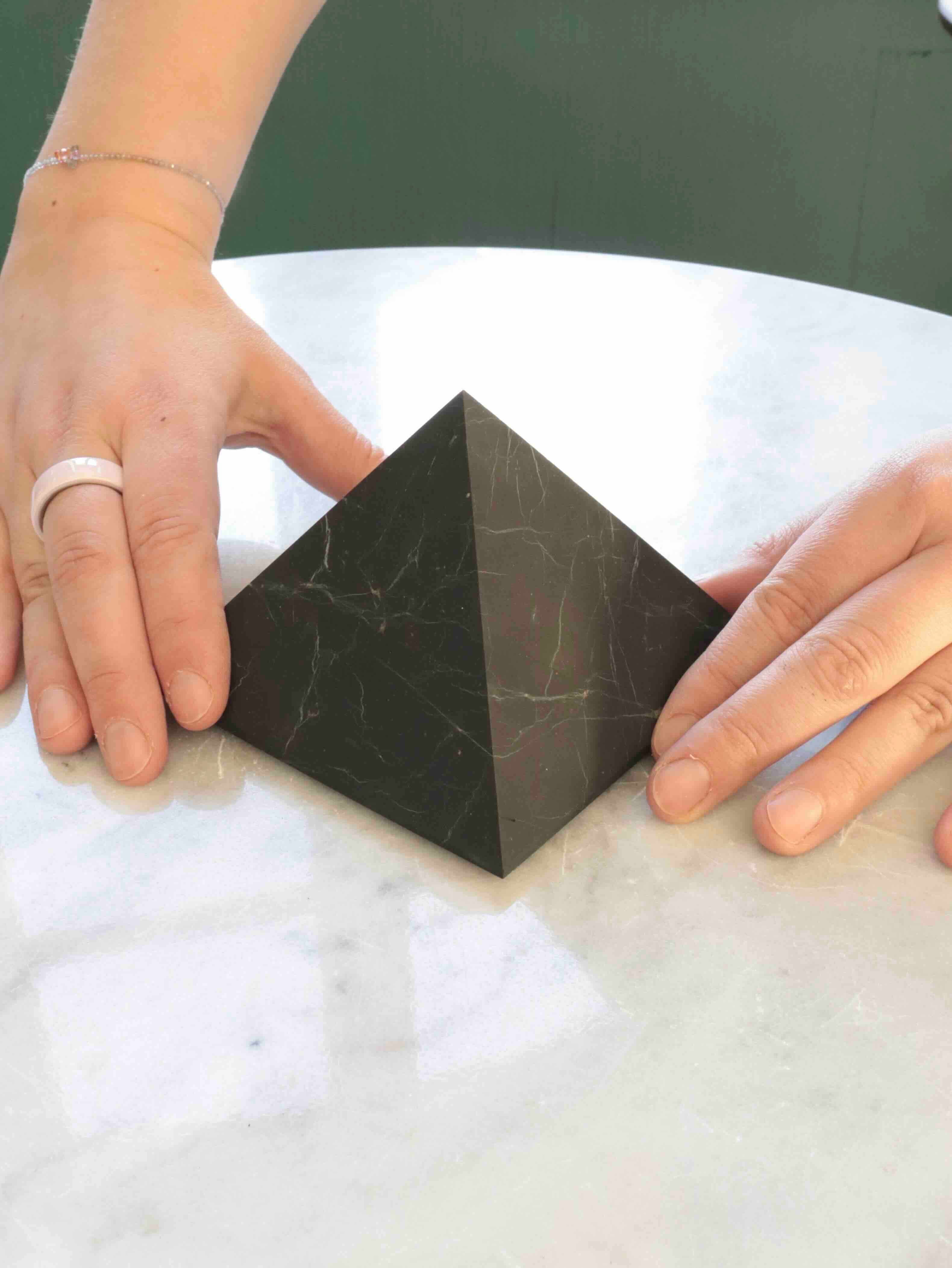 Pyramide de Shungite - Pierre pour neutraliser & harmoniser - SOLYA - Bijoux, Cristaux et mineraux en Belgique - Boutique de pierres naturelles et ethiques