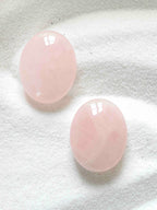 Galet M Quartz rose - Pierre pour l'Amour & la Douceur - SOLYA - Bijoux, Cristaux et mineraux en Belgique - Boutique de pierres naturelles et ethiques