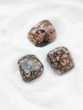 Rhodonite | SOLYA | Pierre pour améliorer ses relations | Boutique de bijoux, cristaux & minéraux | Eshop de lithothérapie en Belgique