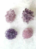 Quatre petites fleurs d'améthyste naturelles du Brésil, cristaux violets à 360°, pierres brutes uniques SOLYA