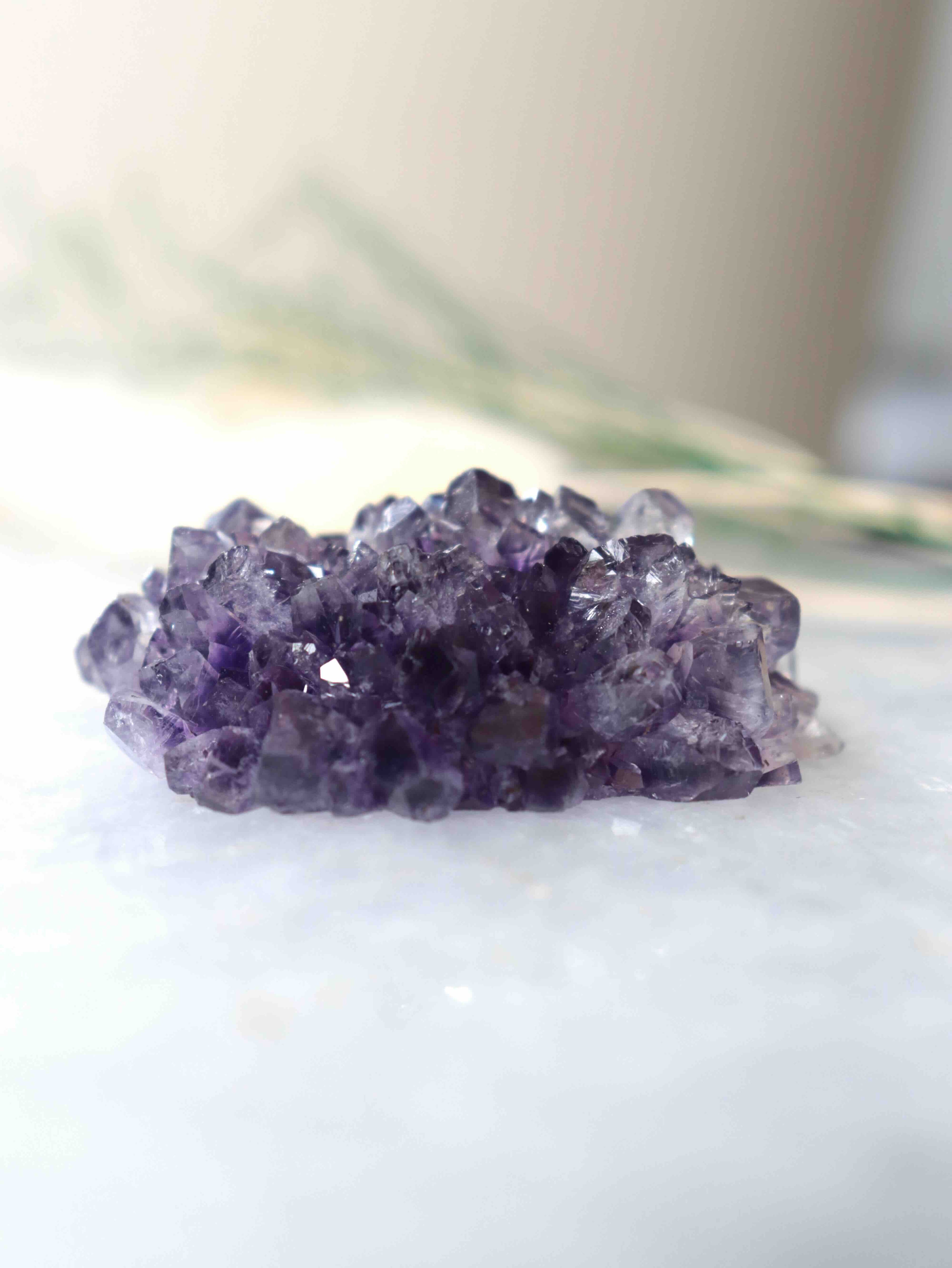 Fleur d'améthyste moyenne foncée, cristaux violet profond, pièce brute unique du Rio Grande do Sul