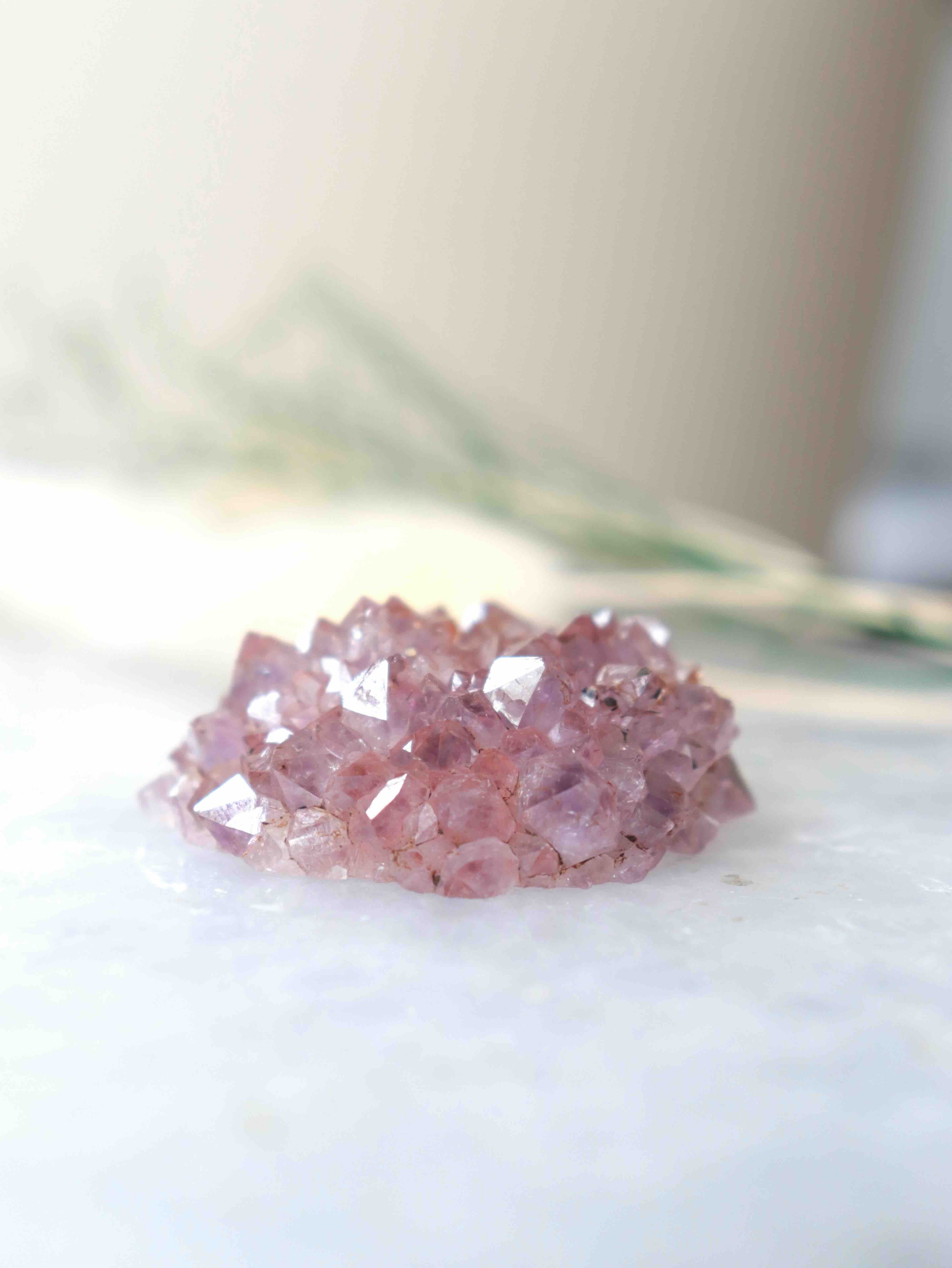 Fleur d'améthyste moyenne rosée, nuances mauves et roses, formation en stalactite, gemme décorative SOLYA
