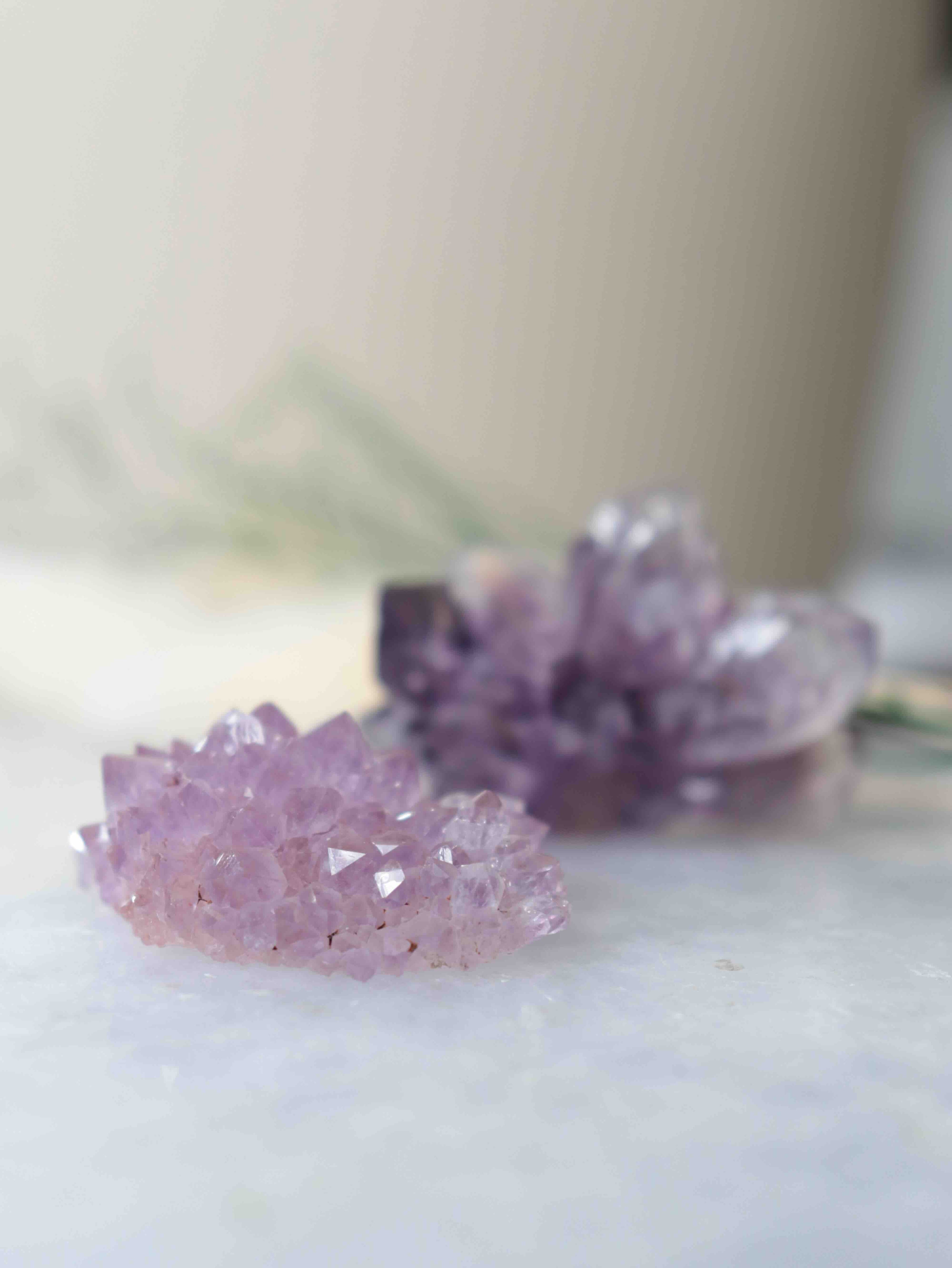 Collection de petites fleurs d'améthyste, nuances violettes variées, pierres de lithothérapie SOLYA Belgique