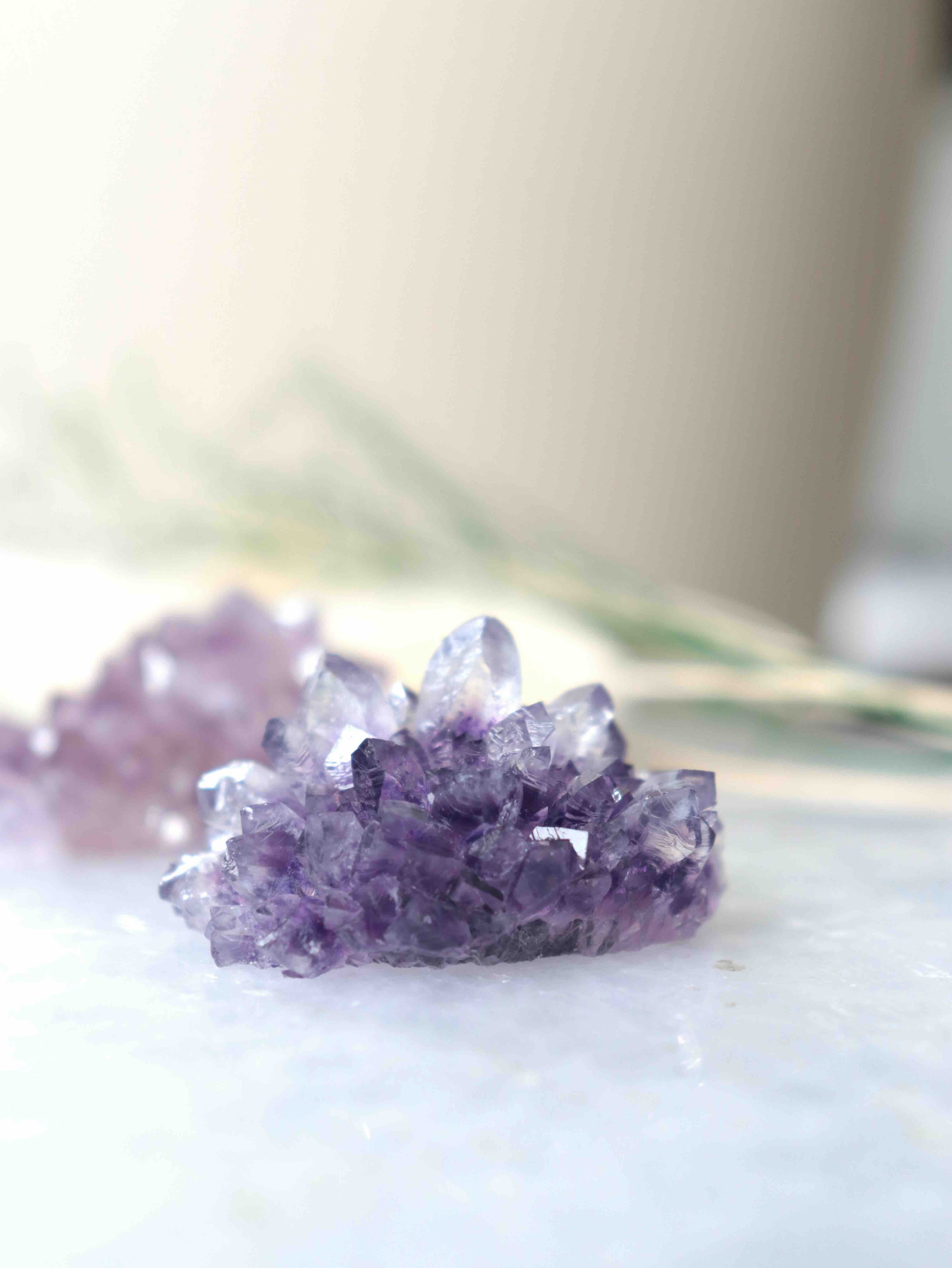 Gros plan sur des petites fleurs d'améthyste, pointes de quartz violet déployées comme des pétales, 4,5 cm