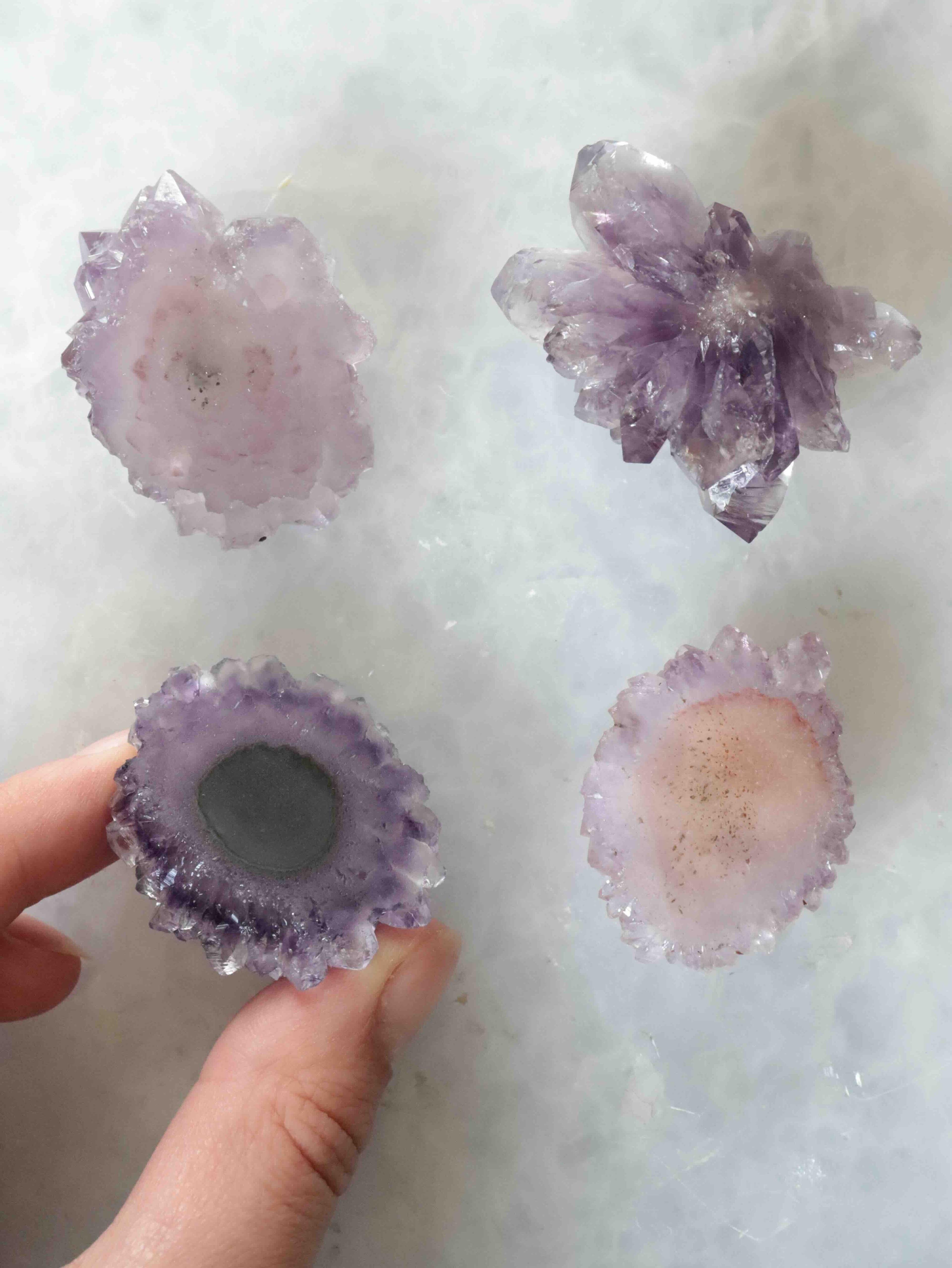Petites fleurs d'améthyste brutes du Rio Grande do Sul, formation en stalactite, gemmes décoratives naturelles