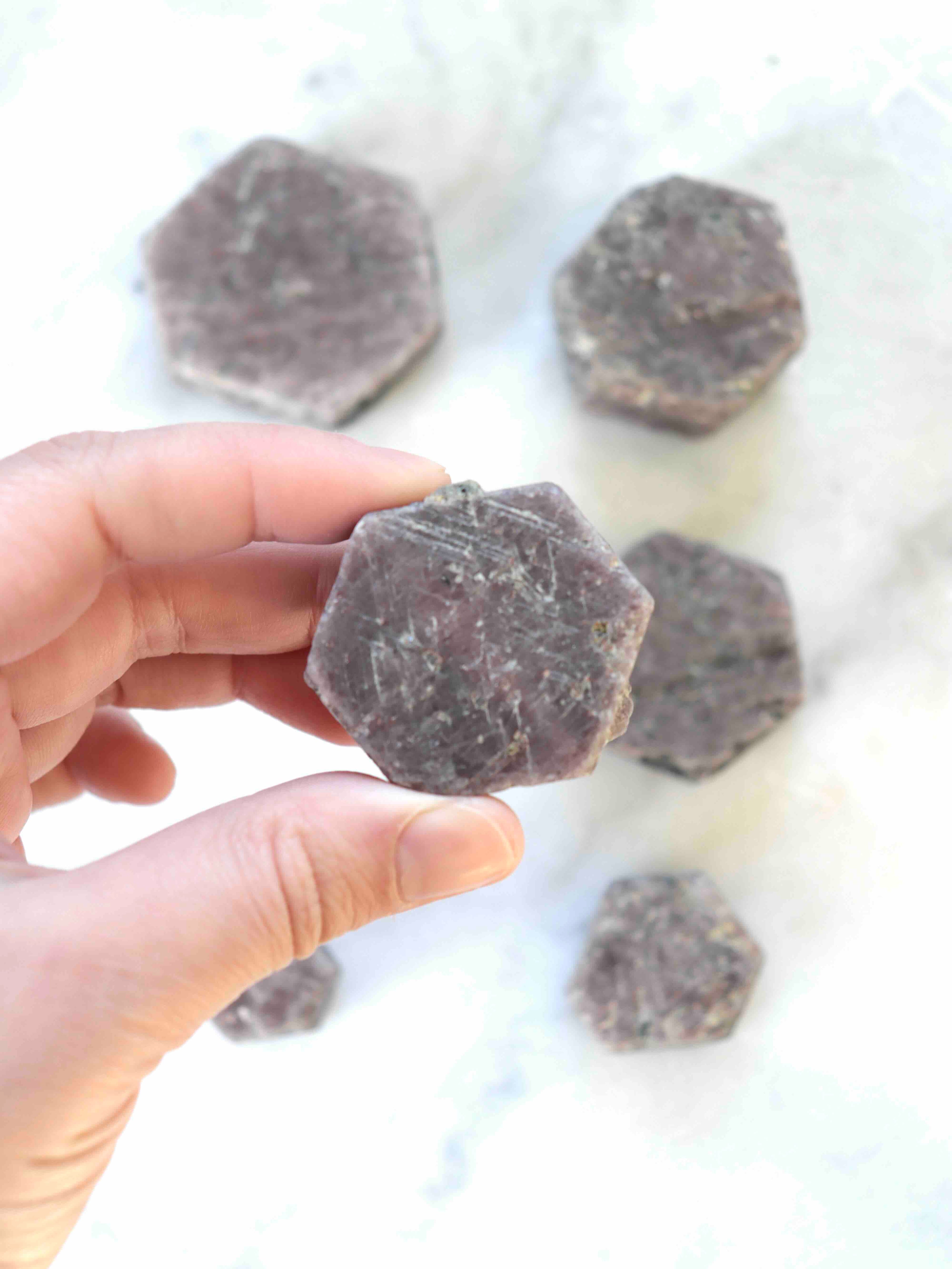 Rubis | Pierre pour la force d'action | SOLYA | Pierres ethiques et naturelles en Belgique | Bijoux, cristaux et mineraux