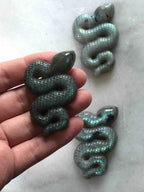 Serpent en Labradorite - Pierre pour se sentir protégé - Boutique de bijoux, cristaux et mineraux en Belgique