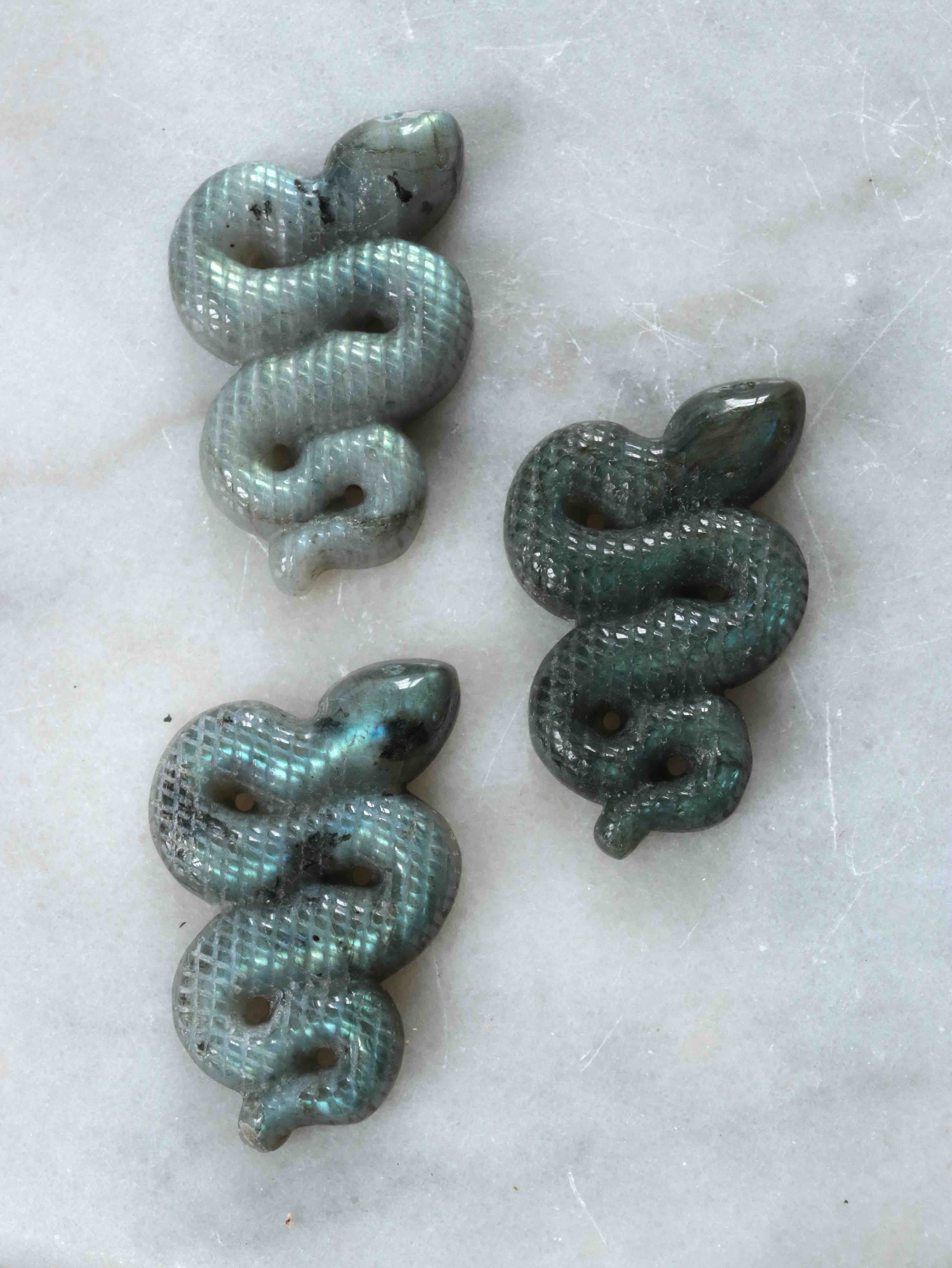 Serpent en Labradorite - Pierre pour se sentir protégé - Boutique de bijoux, cristaux et mineraux en Belgique