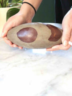 Shiva Lingam - Pierre pour la connection à l'amour universelle et l'harmonie - SOLYA - Bijoux, Cristaux et mineraux en Belgique - Boutique de pierres naturelles et ethiques