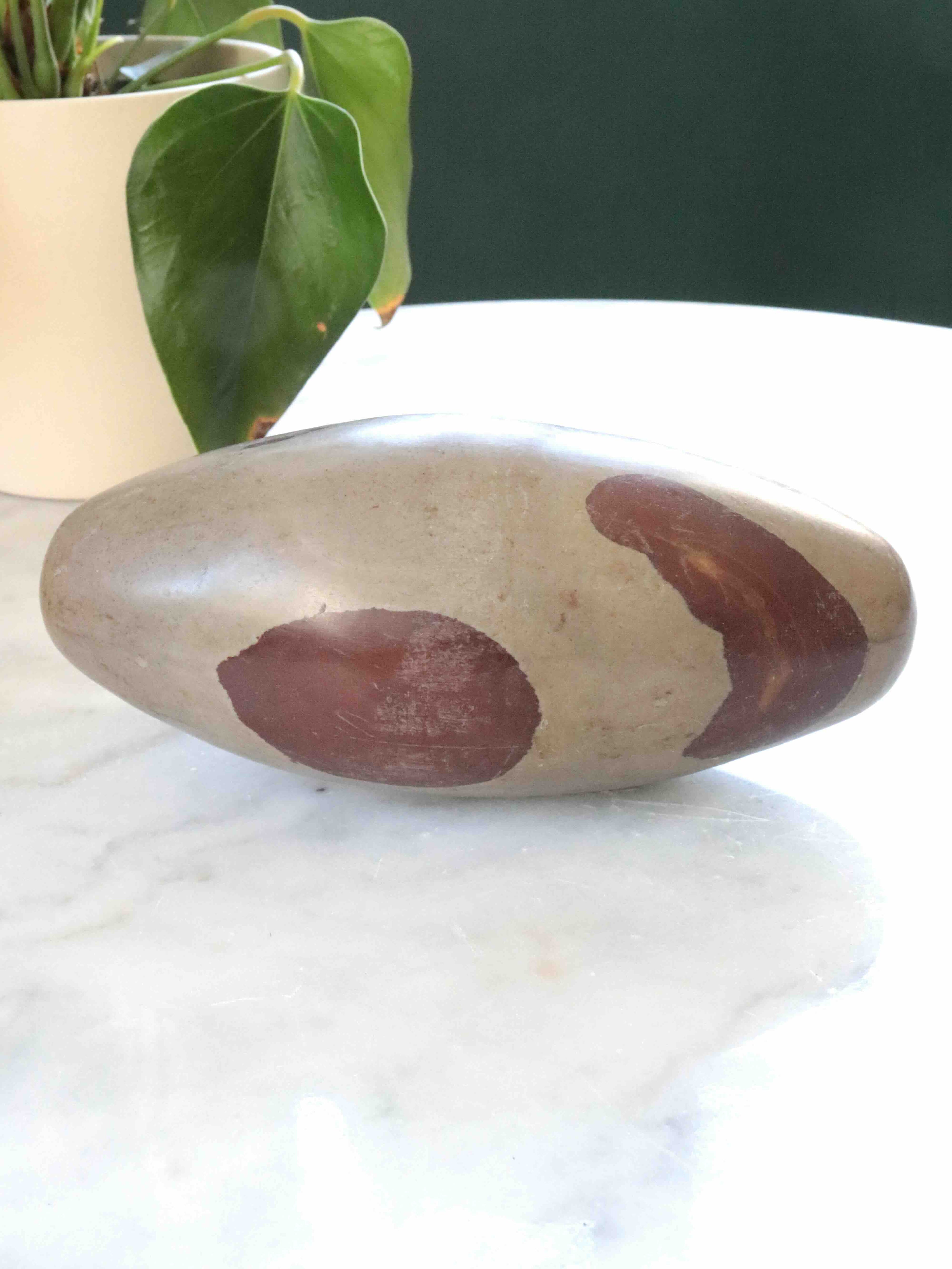 Shiva Lingam - Pierre pour la connection à l'amour universelle et l'harmonie - SOLYA - Bijoux, Cristaux et mineraux en Belgique - Boutique de pierres naturelles et ethiques