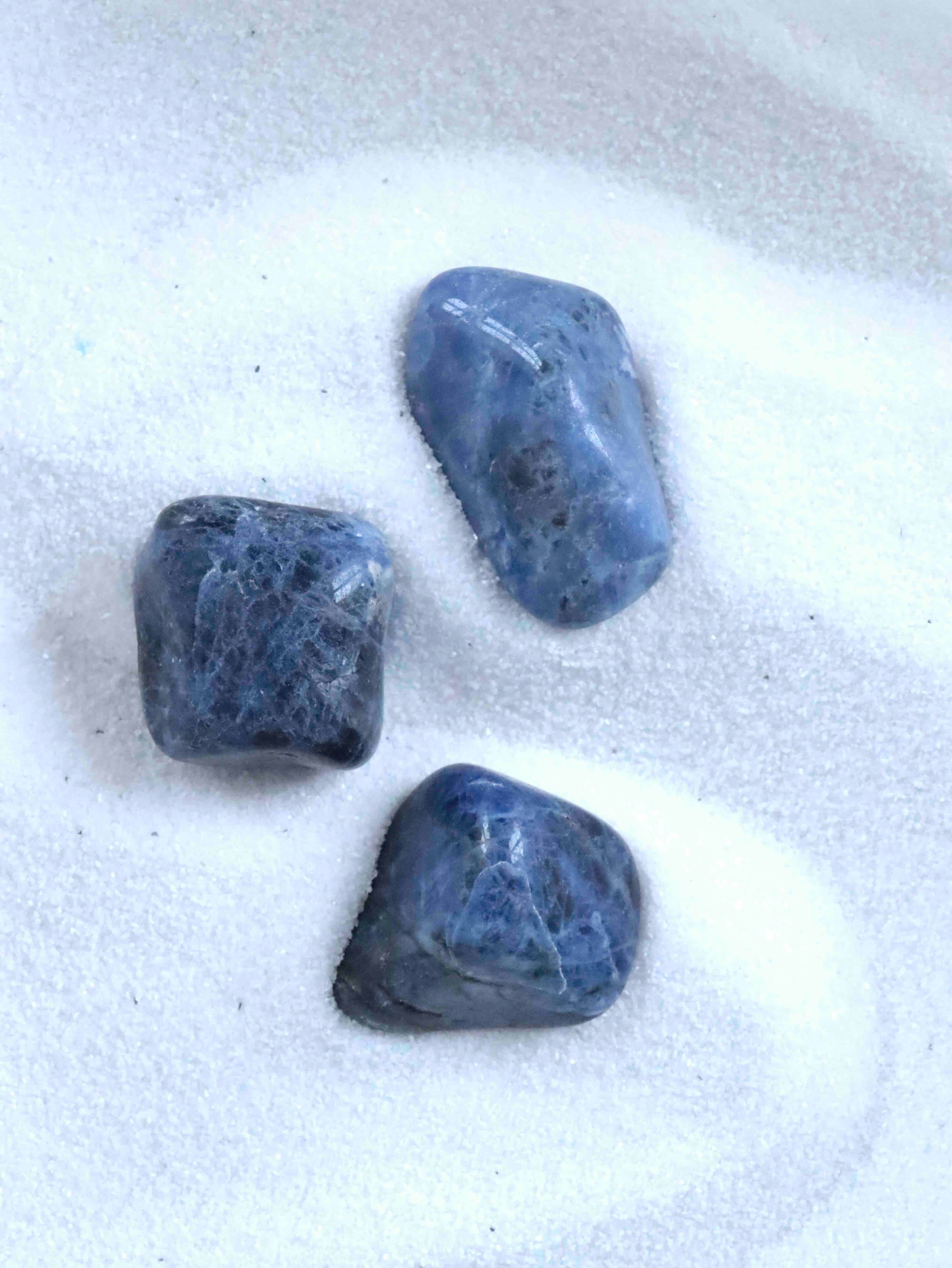 Sodalite - Pierre pour clarifier ses pensees - SOLYA - Eshop de lithotherapie - Magasin de pierres ethiques  et naturelles en Belgique - Bijoux, cristaux et mineraux
