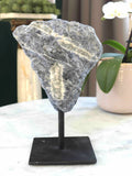 Sodalite sur pied du Brésil - Pierre pour clarifier ses pensées - Boutique de bijoux, cristaux et mineraux en Belgique