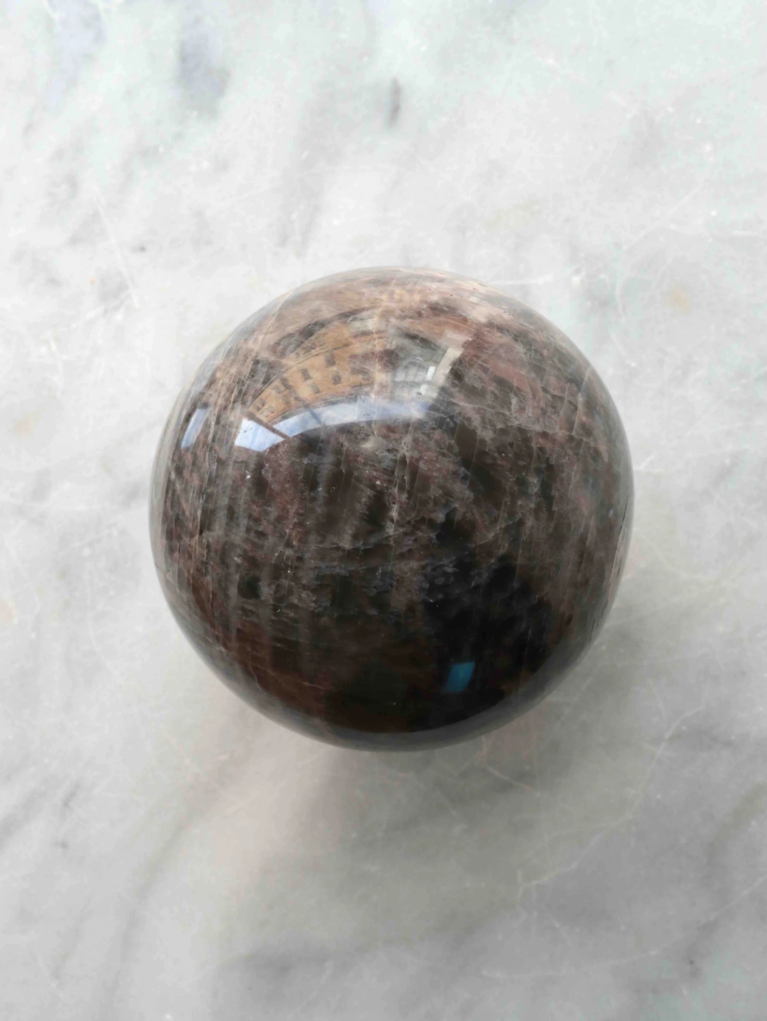 Sphère en Pierre de Lune noire | Pierre pour le féminin sacré | SOLYA | Eshop de bijoux, cristaux & minéraux | Magasin de pierres éthiques & naturelles en Belgique