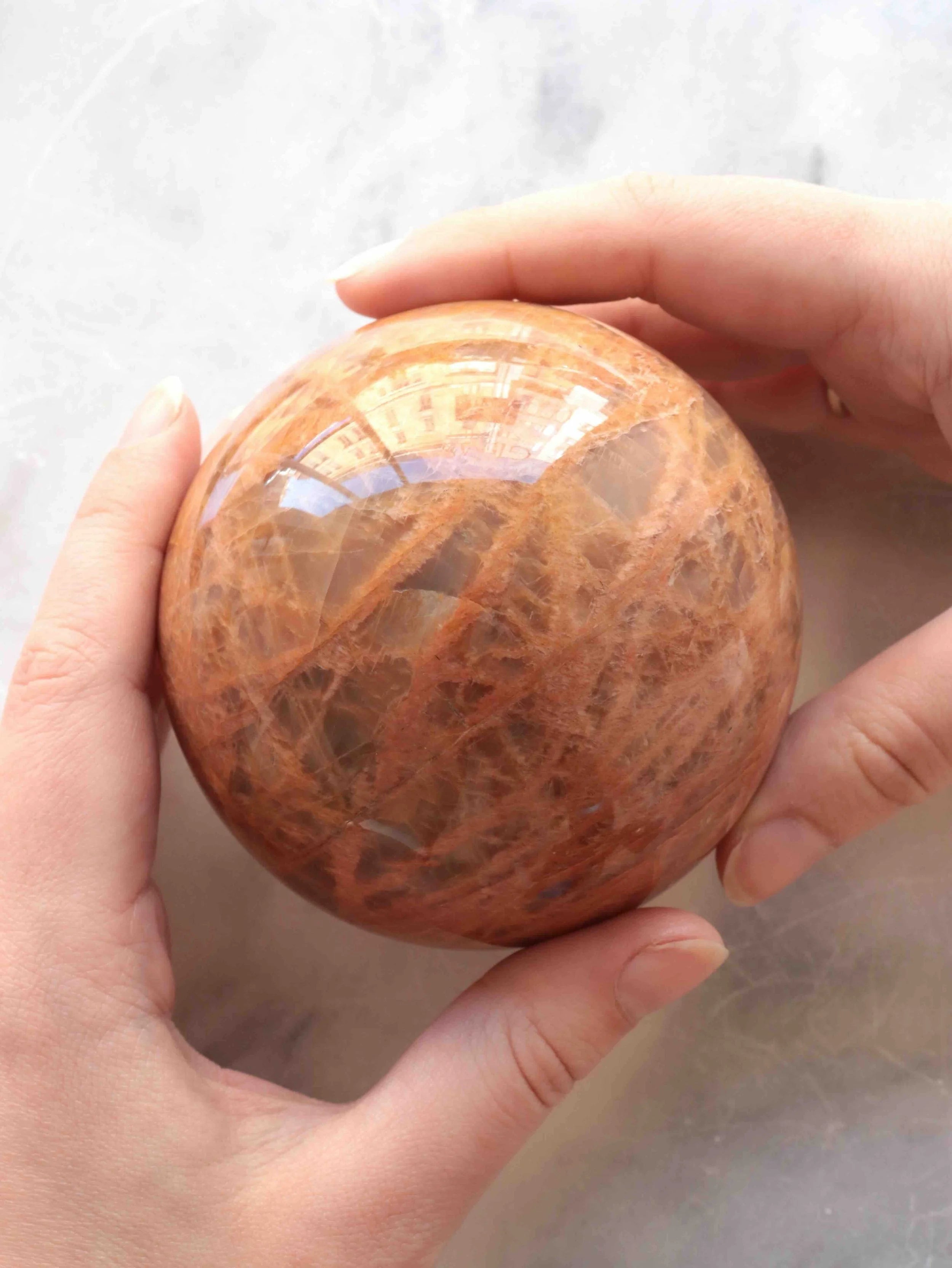 Sphère en Pierre de Lune pêche | Pierre pour le féminin sacré | SOLYA | Eshop de bijoux, cristaux & minéraux | Magasin de pierres éthiques & naturelles en Belgique