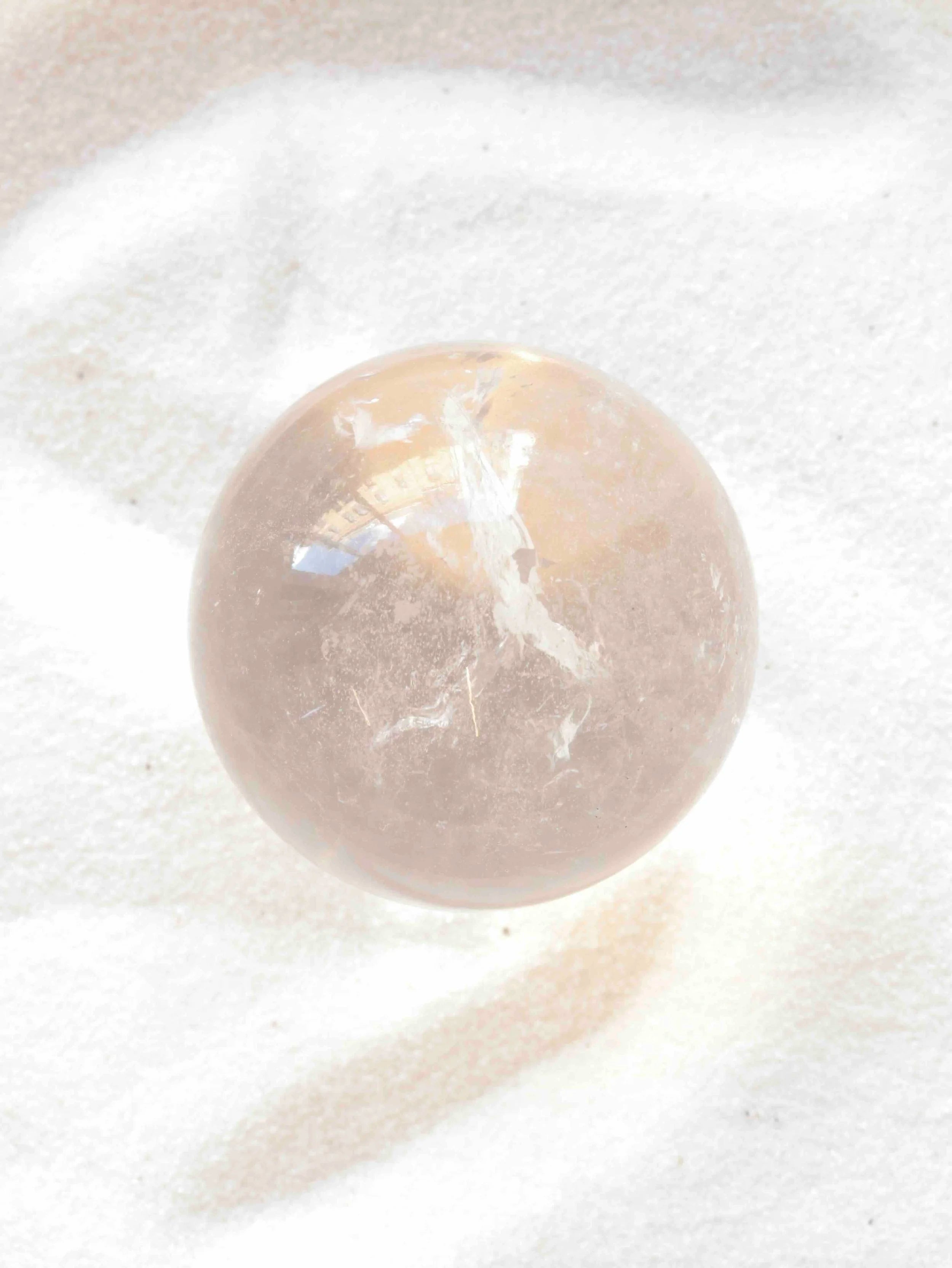 Sphère en Cristal de Roche | Pierre pour se recentrer sur son intention | SOLYA | Boutique belge de pierres, bijoux, cristaux et minéraux | Ethique & Traçable