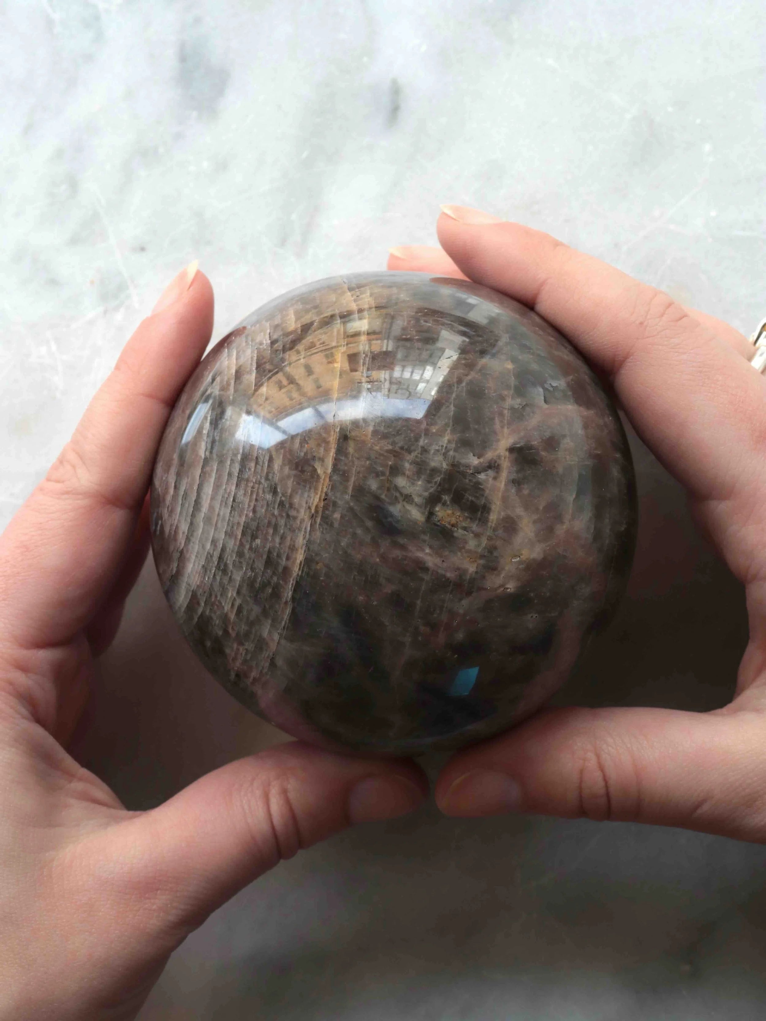 Sphère en Pierre de Lune noire | Pierre pour le féminin sacré | SOLYA | Eshop de bijoux, cristaux & minéraux | Magasin de pierres éthiques & naturelles en Belgique