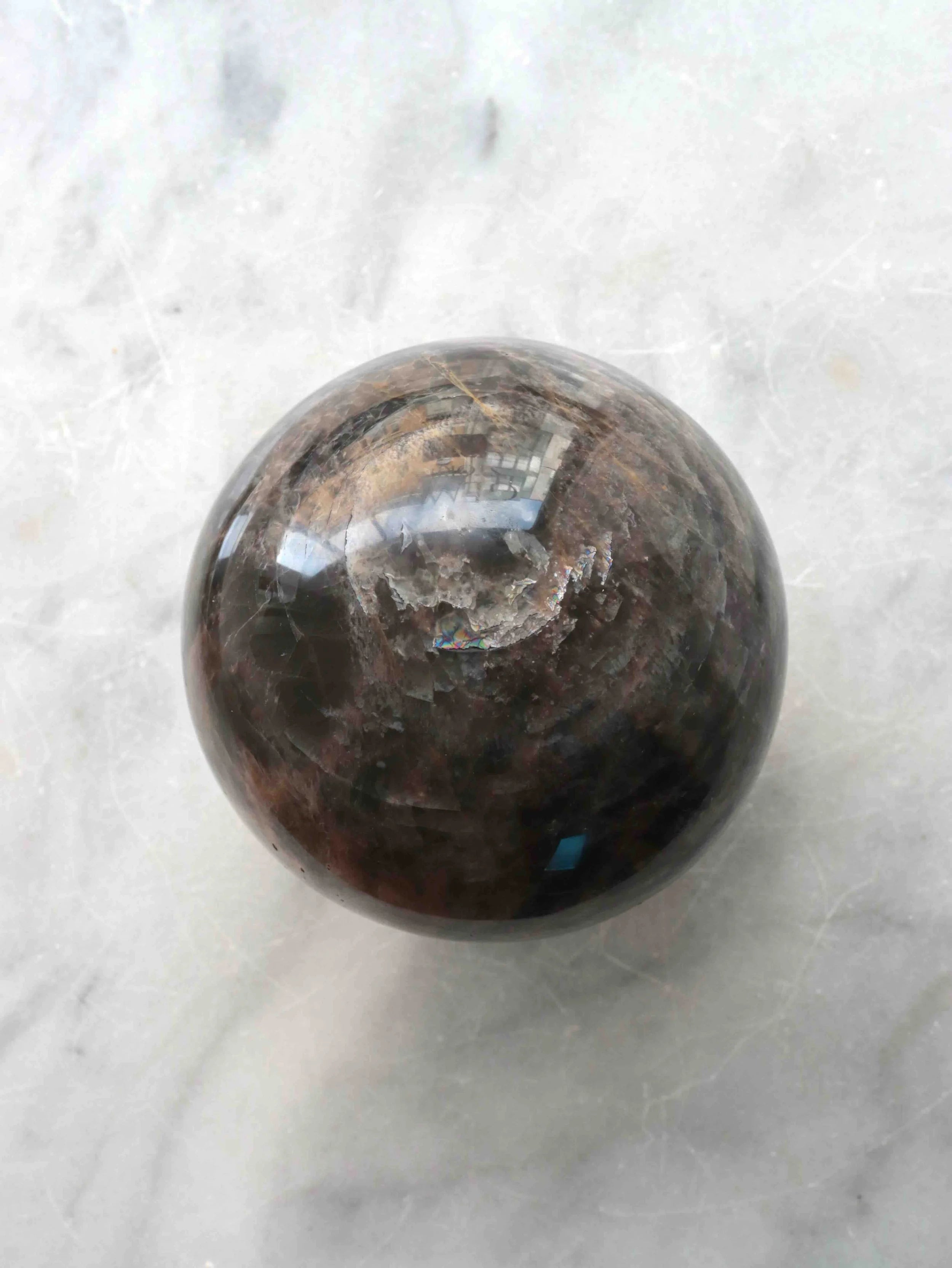 Sphère en Pierre de Lune noire | Pierre pour le féminin sacré | SOLYA | Eshop de bijoux, cristaux & minéraux | Magasin de pierres éthiques & naturelles en Belgique