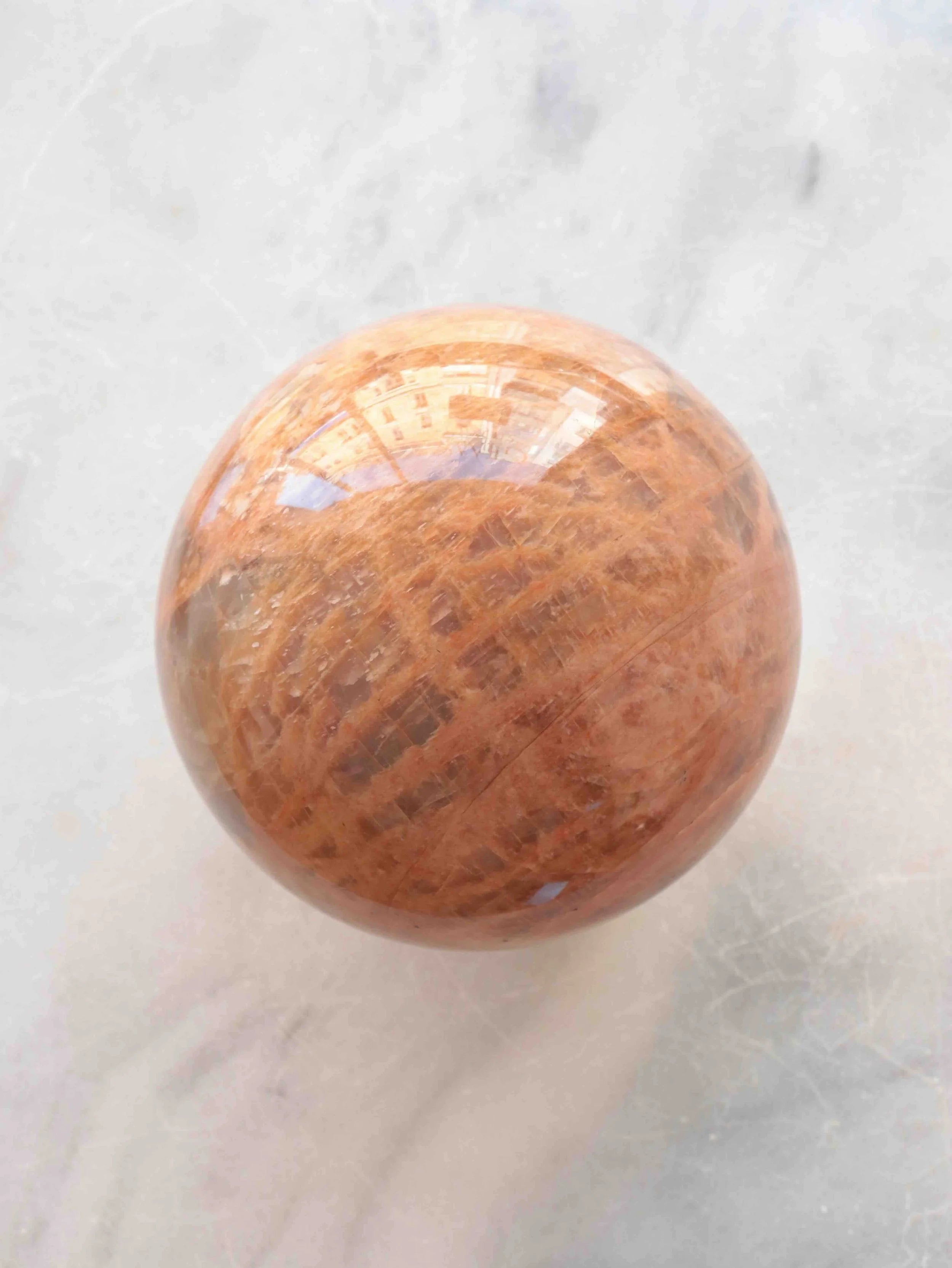 Sphère en Pierre de Lune pêche | Pierre pour le féminin sacré | SOLYA | Eshop de bijoux, cristaux & minéraux | Magasin de pierres éthiques & naturelles en Belgique