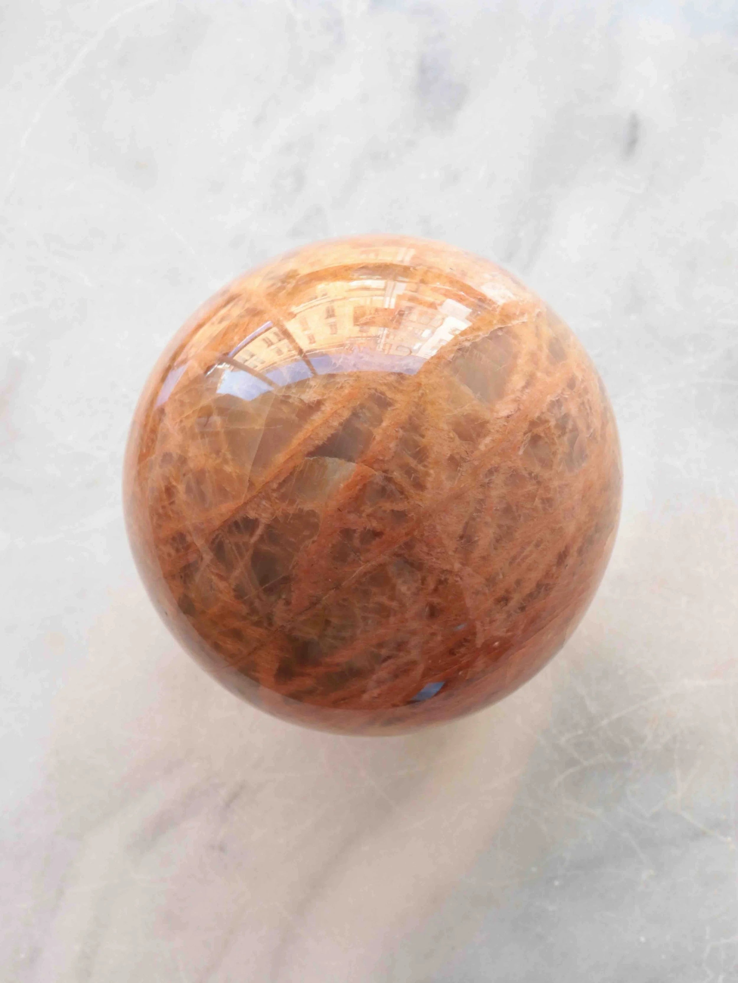 Sphère en Pierre de Lune pêche | Pierre pour le féminin sacré | SOLYA | Eshop de bijoux, cristaux & minéraux | Magasin de pierres éthiques & naturelles en Belgique