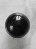 Sphère en tourmaline noire naturelle polie – pierre de protection et ancrage – SOLYA pierres naturelles Belgique