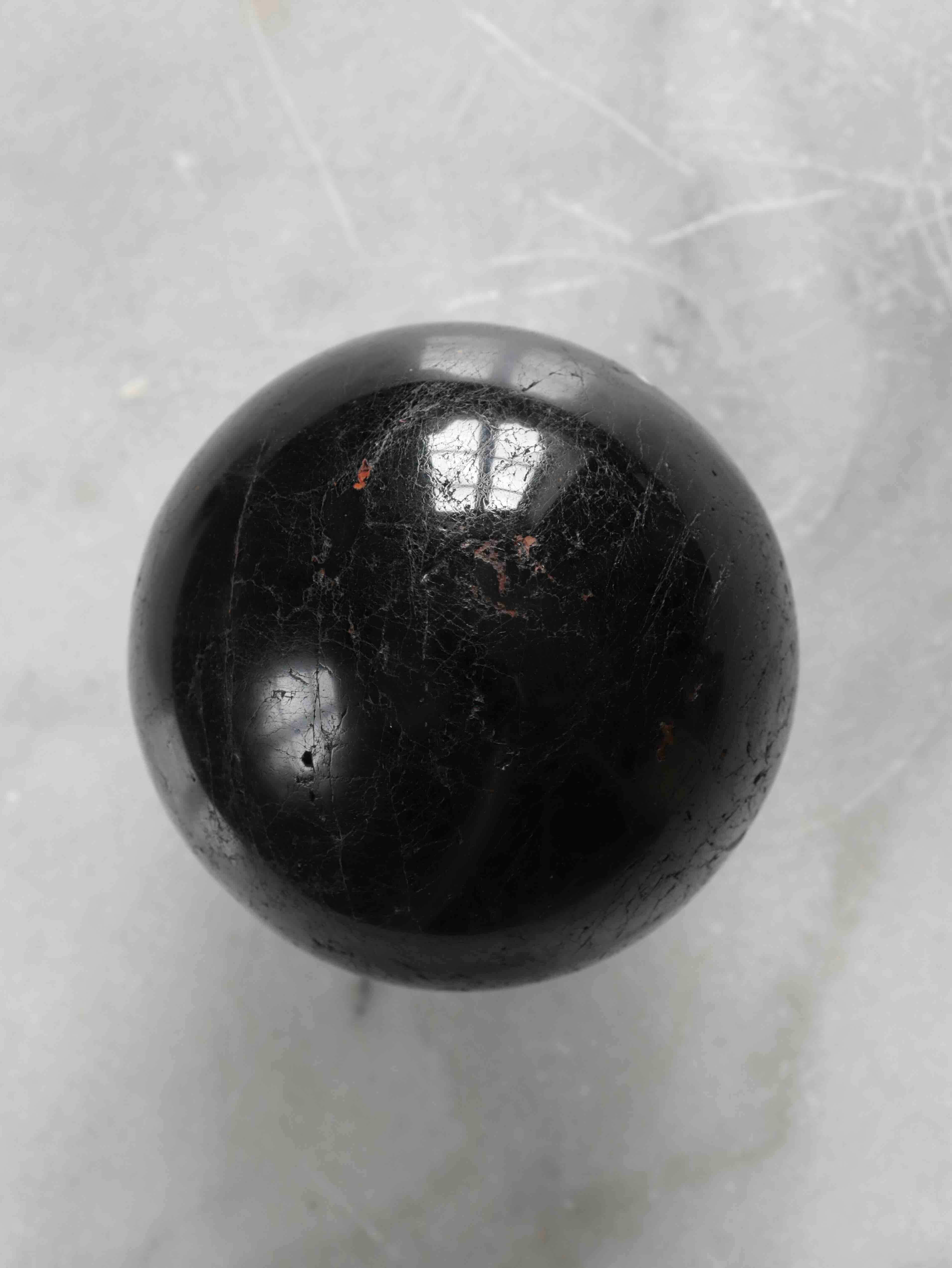 Sphère en tourmaline noire naturelle polie – pierre de protection et ancrage – SOLYA pierres naturelles Belgique