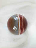 Sphere en Agate - Pierre pour le courage & la chance - SOLYA - Bijoux, Cristaux et mineraux en Belgique - Boutique de pierres naturelles et ethiques