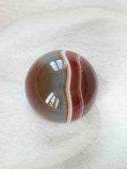 Sphere en Agate - Pierre pour le courage & la chance - SOLYA - Bijoux, Cristaux et mineraux en Belgique - Boutique de pierres naturelles et ethiques