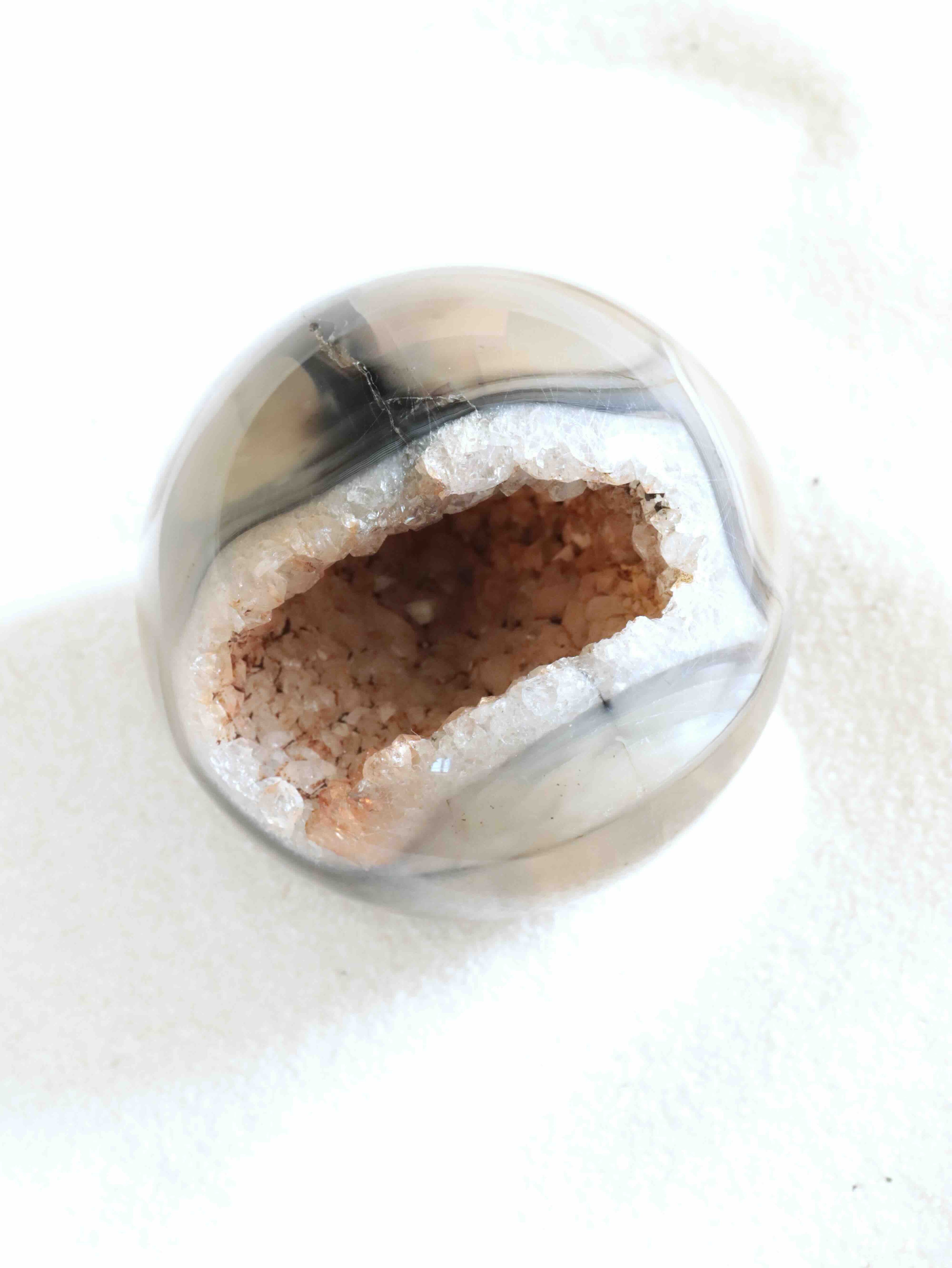 Sphère Agate - Pierre pour le courage & la chance - SOLYA - Bijoux, Cristaux et mineraux en Belgique - Boutique de pierres naturelles et ethiques