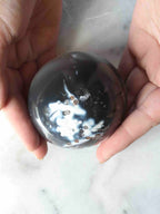 Sphère en Agate orque de Madagascar, pierre décorative éthique pour harmoniser une pièce, tient sans socle grâce à sa cavité naturelle – SOLYA, Belgique
