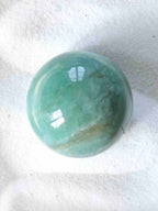 Sphère en Amazonite bleu-vert, gemme naturelle polie à la main pour harmoniser une pièce, pierre éthique – SOLYA, pierres naturelles et éthiques en Belgique