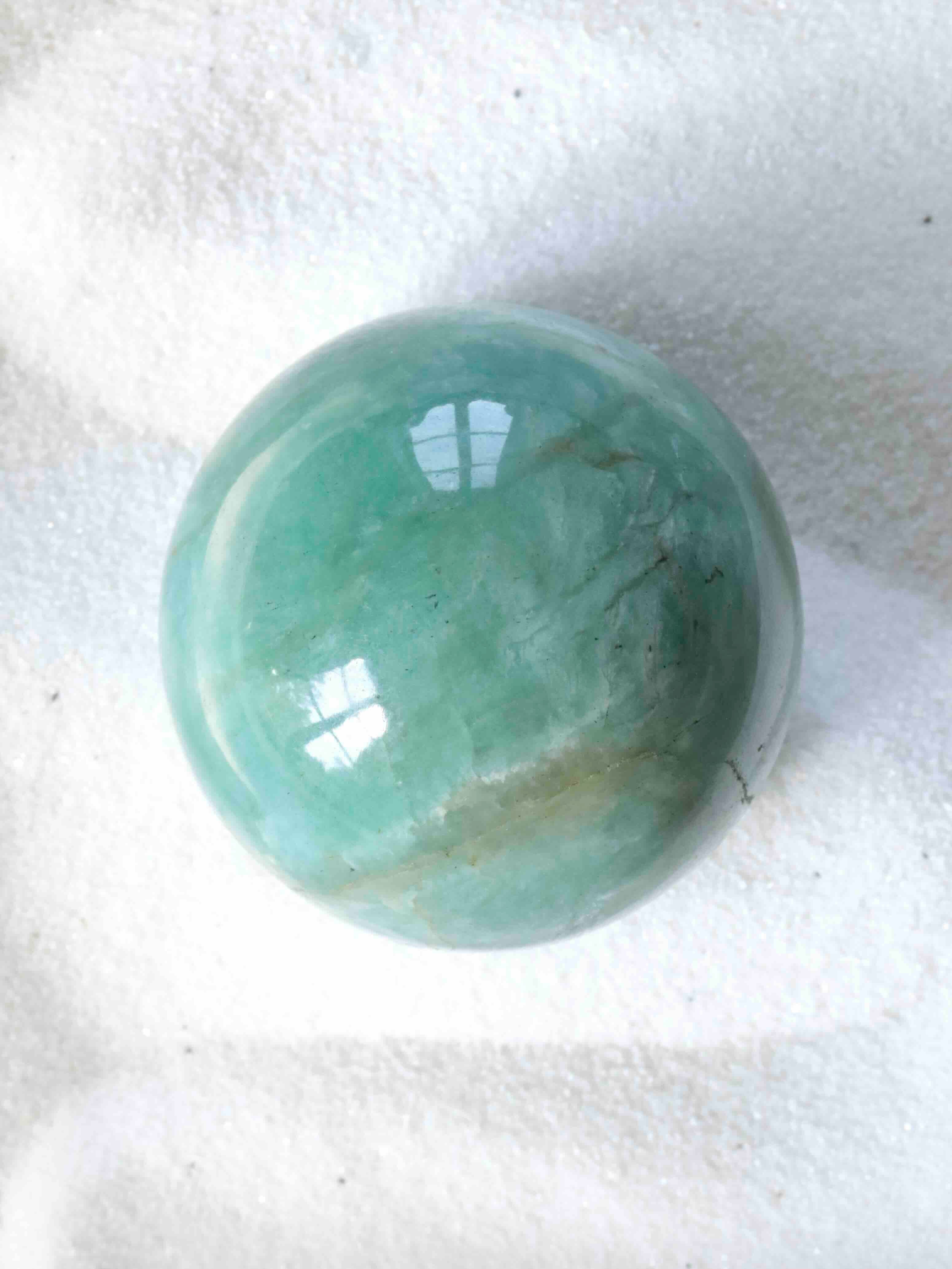 Sphère en Amazonite bleu-vert, gemme naturelle polie à la main pour harmoniser une pièce, pierre éthique – SOLYA, pierres naturelles et éthiques en Belgique