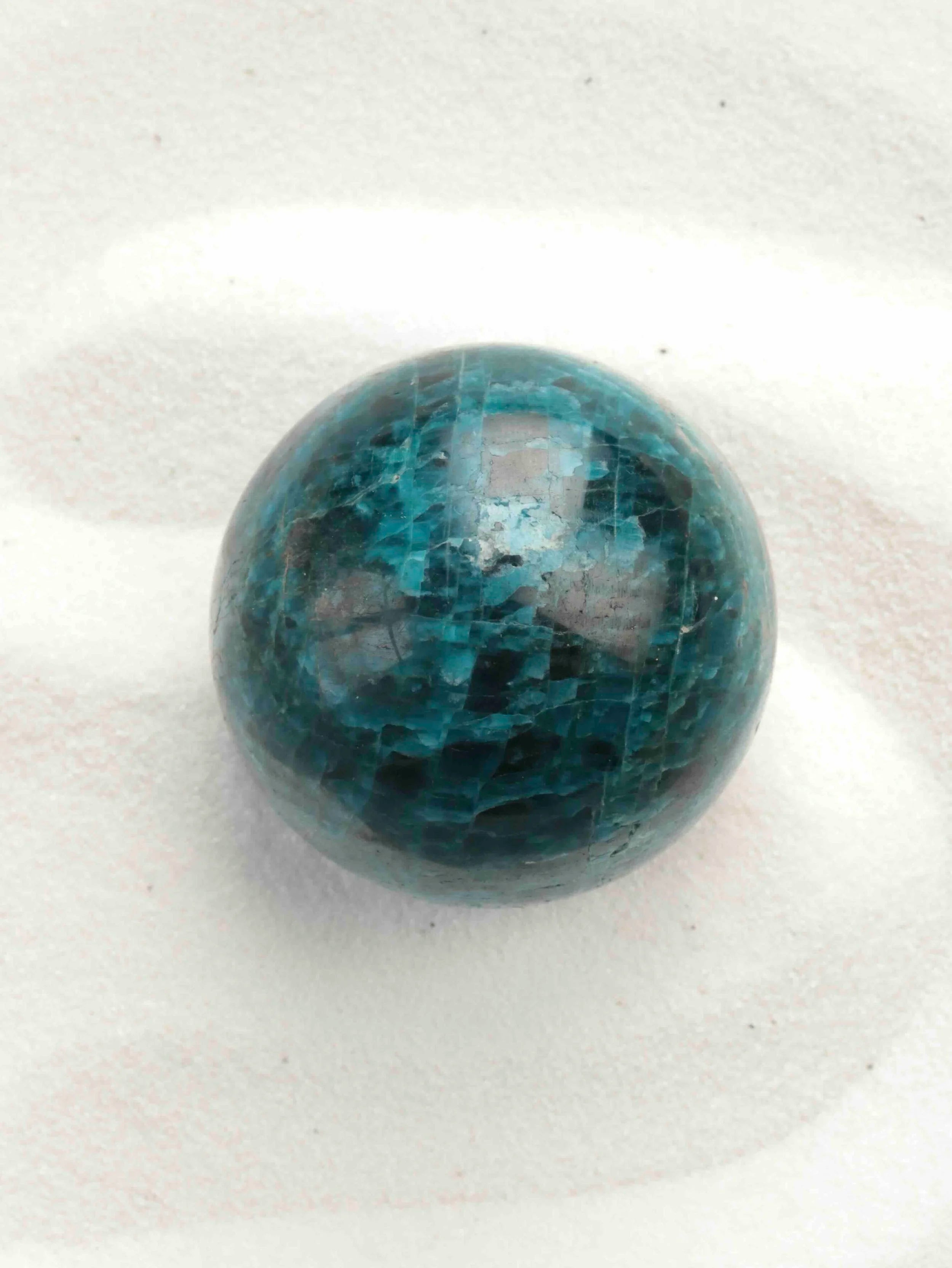 Sphere Apatite bleue | Pierre pour transcender les troubles émotionnels & Apaiser les tensions | SOLYA | Boutique belge de pierres, bijoux, cristaux et minéraux | Ethique & Traçable