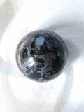 Sphère en Gabbro naturel de Madagascar, roche magmatique aux cristaux de Plagioclase et Pyroxène, 6,4 cm, façonnée à la main – SOLYA, boutique de cristaux et minéraux en Belgique