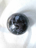Sphère en Gabbro naturel de Madagascar, roche magmatique aux cristaux de Plagioclase et Pyroxène, 6,4 cm, façonnée à la main – SOLYA, boutique de cristaux et minéraux en Belgique