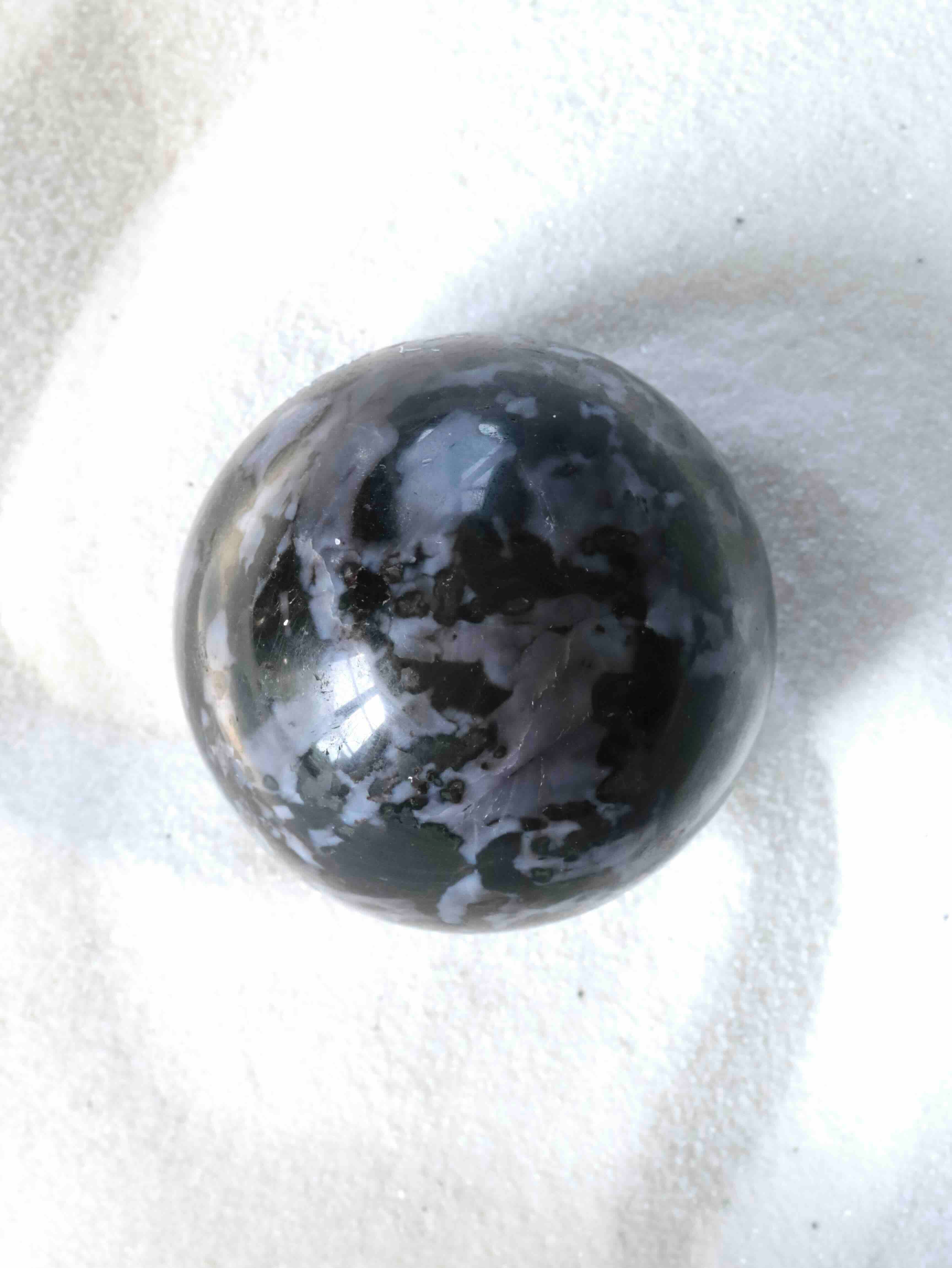 Sphère en Gabbro naturel de Madagascar, roche magmatique aux cristaux de Plagioclase et Pyroxène, 6,4 cm, façonnée à la main – SOLYA, boutique de cristaux et minéraux en Belgique