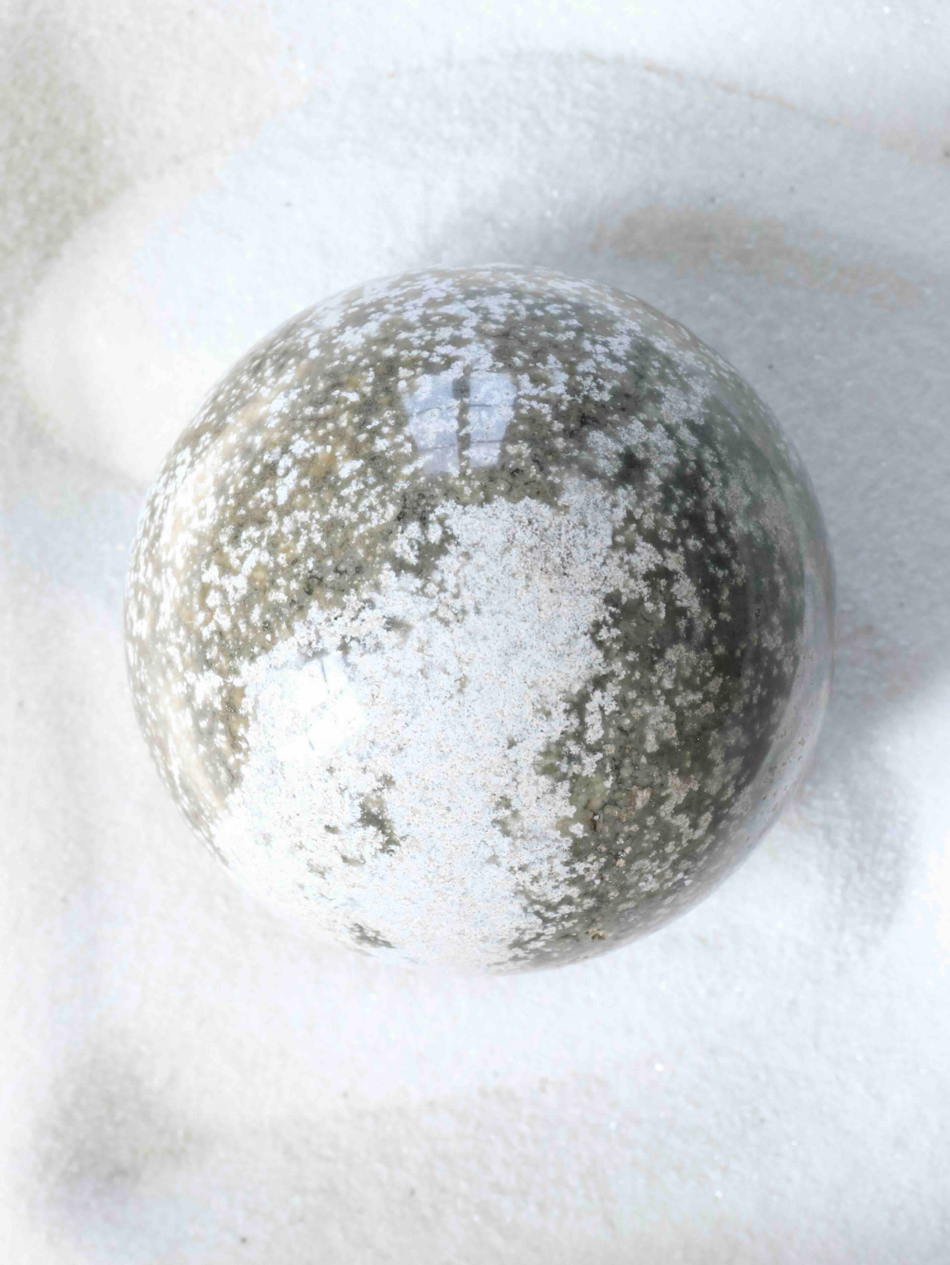 Sphère en Jaspe Océan, gemme rare de Madagascar aux reflets verts et beiges, idéale pour harmoniser une pièce – SOLYA, pierres naturelles et éthiques en Belgique