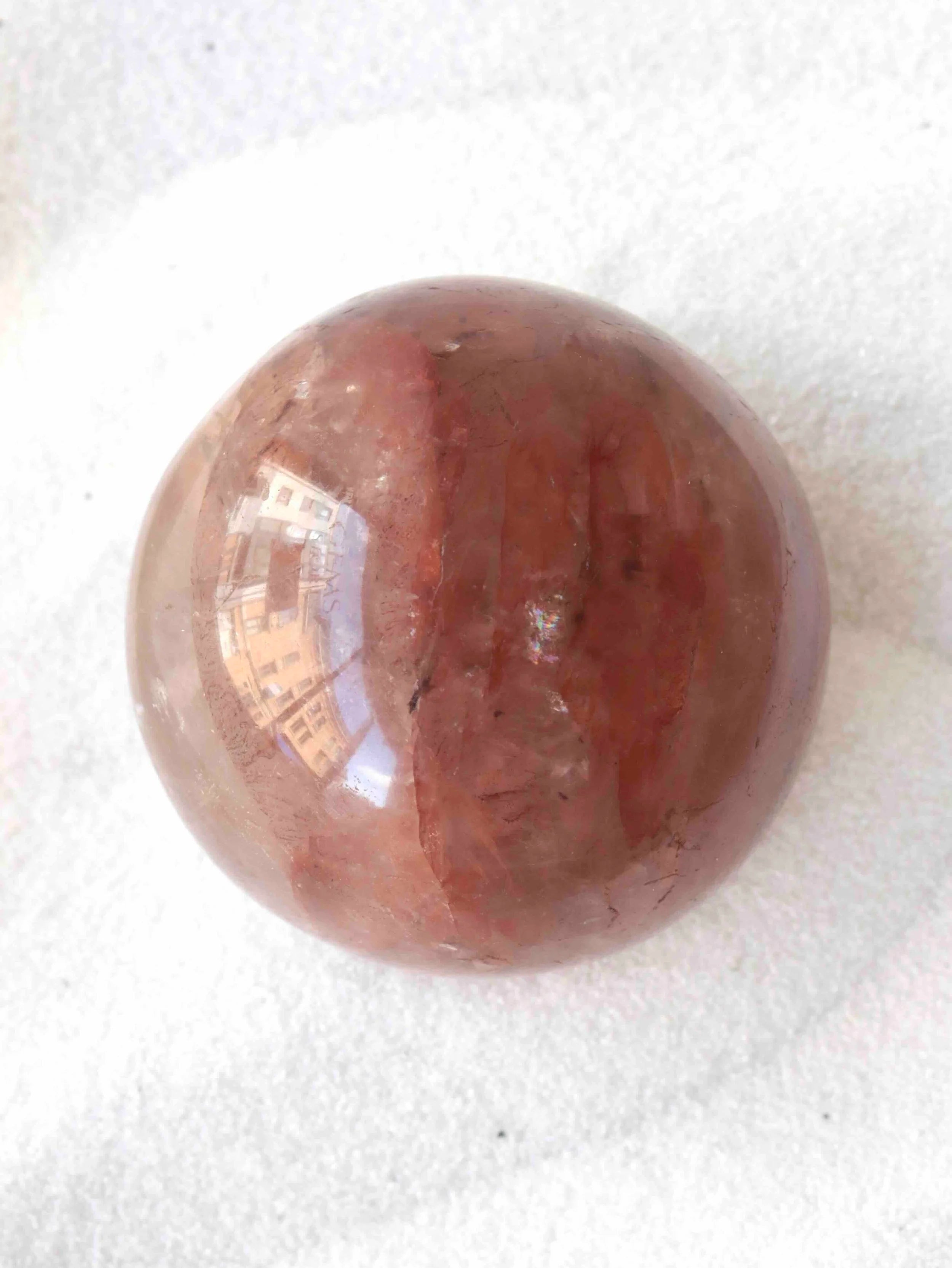 Sphere en Quartz a Hematite | Pierre pour raviver sa flamme | SOLYA | Bijoux, cristaux & minéraux en Belgique | Eshop de pierres ethiques & naturelles | Sélectionnees par une gemmologue