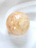 Sphère en Quartz doré - Pierre pour l'Ancrage & la lumière - SOLYA - Bijoux, Cristaux et mineraux en Belgique - Boutique de pierres naturelles et ethiques