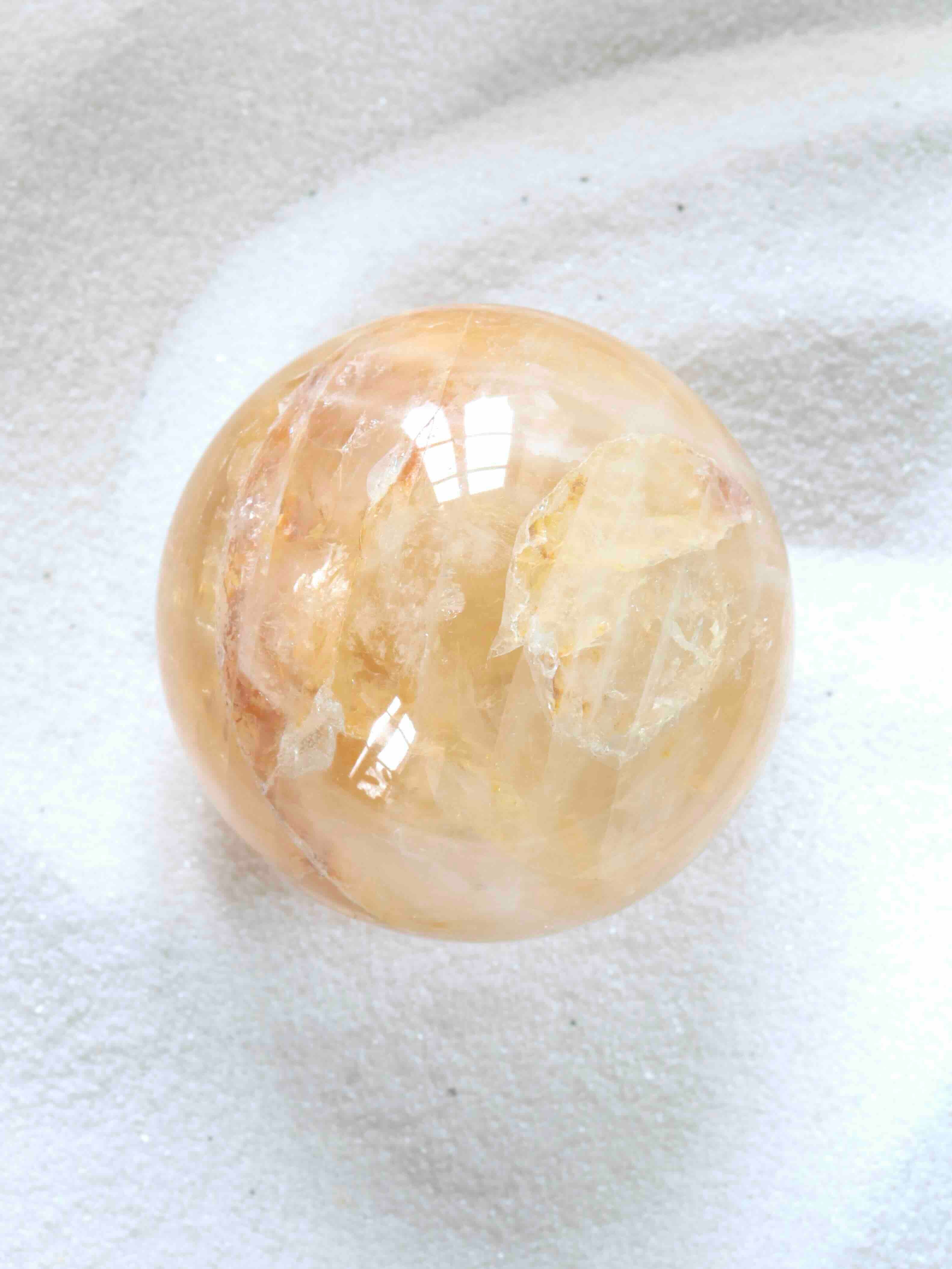 Sphère en Quartz doré - Pierre pour l'Ancrage & la lumière - SOLYA - Bijoux, Cristaux et mineraux en Belgique - Boutique de pierres naturelles et ethiques