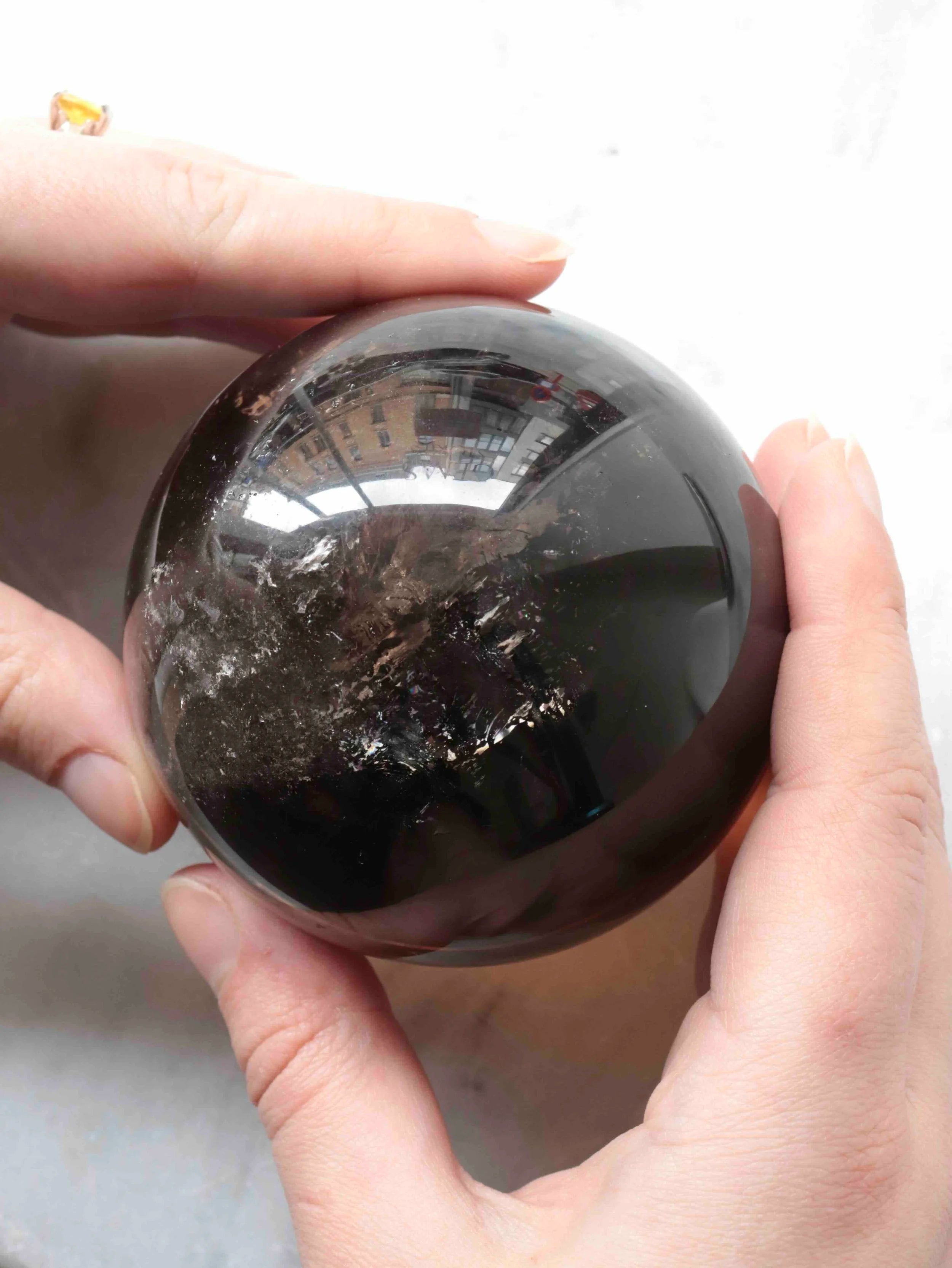 Sphere en Quartz fumé | Pierre pour se recentrer et atténuer les émotions fortes | SOLYA | Bijoux, pierres, cristaux & minéraux en Belgique | Ethique et naturelles