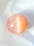 Sphère en Sélénite Orange naturelle – texture fibreuse et reflets soyeux pêche – pierre d'éveil – SOLYA Belgique