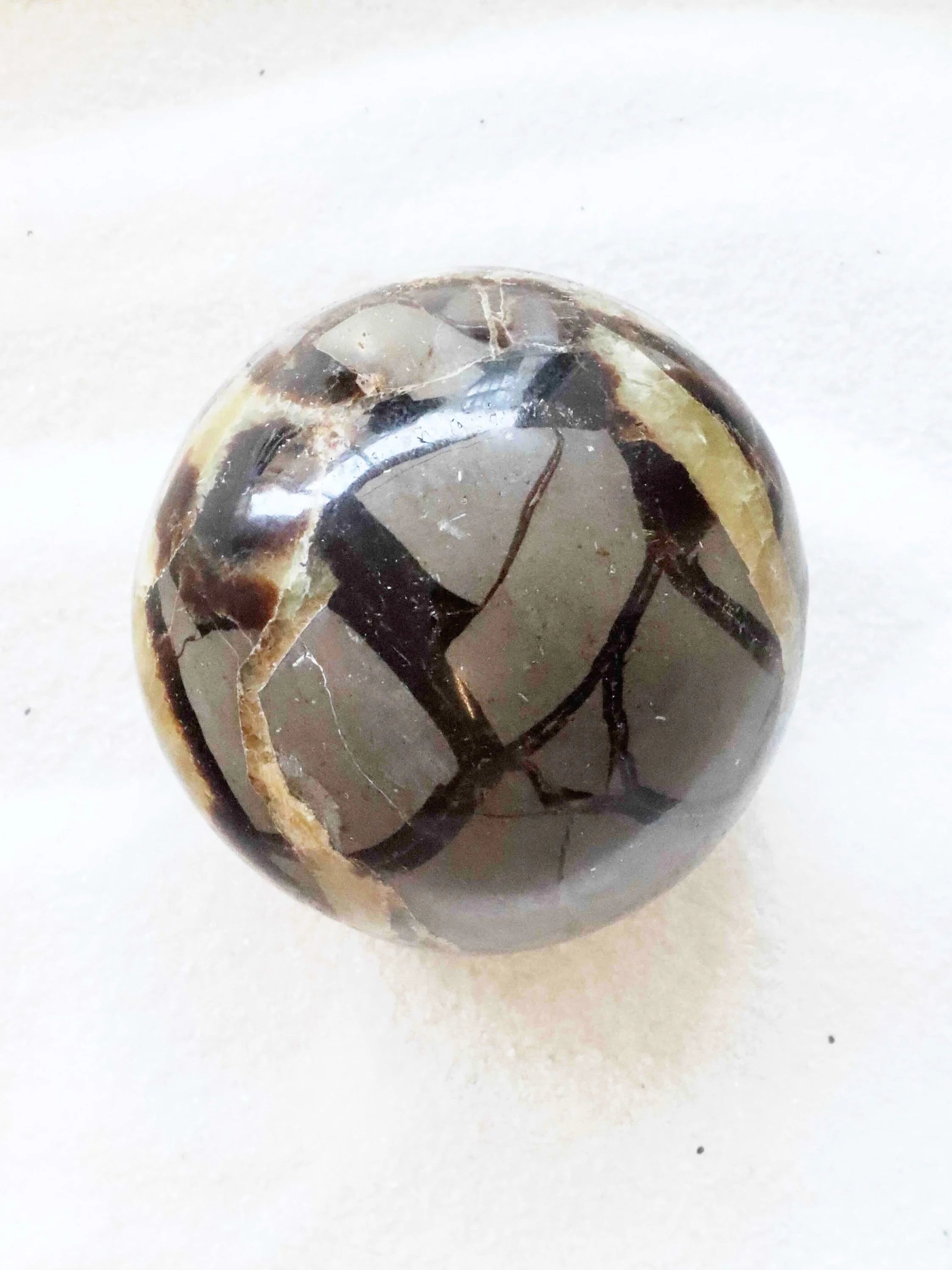 Sphere Septaria | Pierre pour calmer les émotions & favoriser la communication | SOLYA | Bijoux, Cristaux & Minéraux | Boutique de pierres naturelles & éthiques belge | EShop de lithothérapie