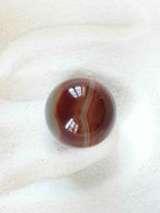 Sphere en Agate - Pierre pour le courage & la chance - SOLYA - Bijoux, Cristaux et mineraux en Belgique - Boutique de pierres naturelles et ethiques