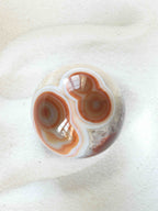 Sphere en Agate - Pierre pour le courage & la chance - SOLYA - Bijoux, Cristaux et mineraux en Belgique - Boutique de pierres naturelles et ethiques