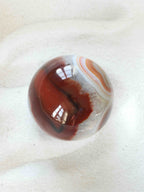Sphere en Agate - Pierre pour le courage & la chance - SOLYA - Bijoux, Cristaux et mineraux en Belgique - Boutique de pierres naturelles et ethiques