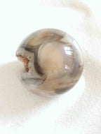 Sphère Agate - Pierre pour le courage & la chance - SOLYA - Bijoux, Cristaux et mineraux en Belgique - Boutique de pierres naturelles et ethiques