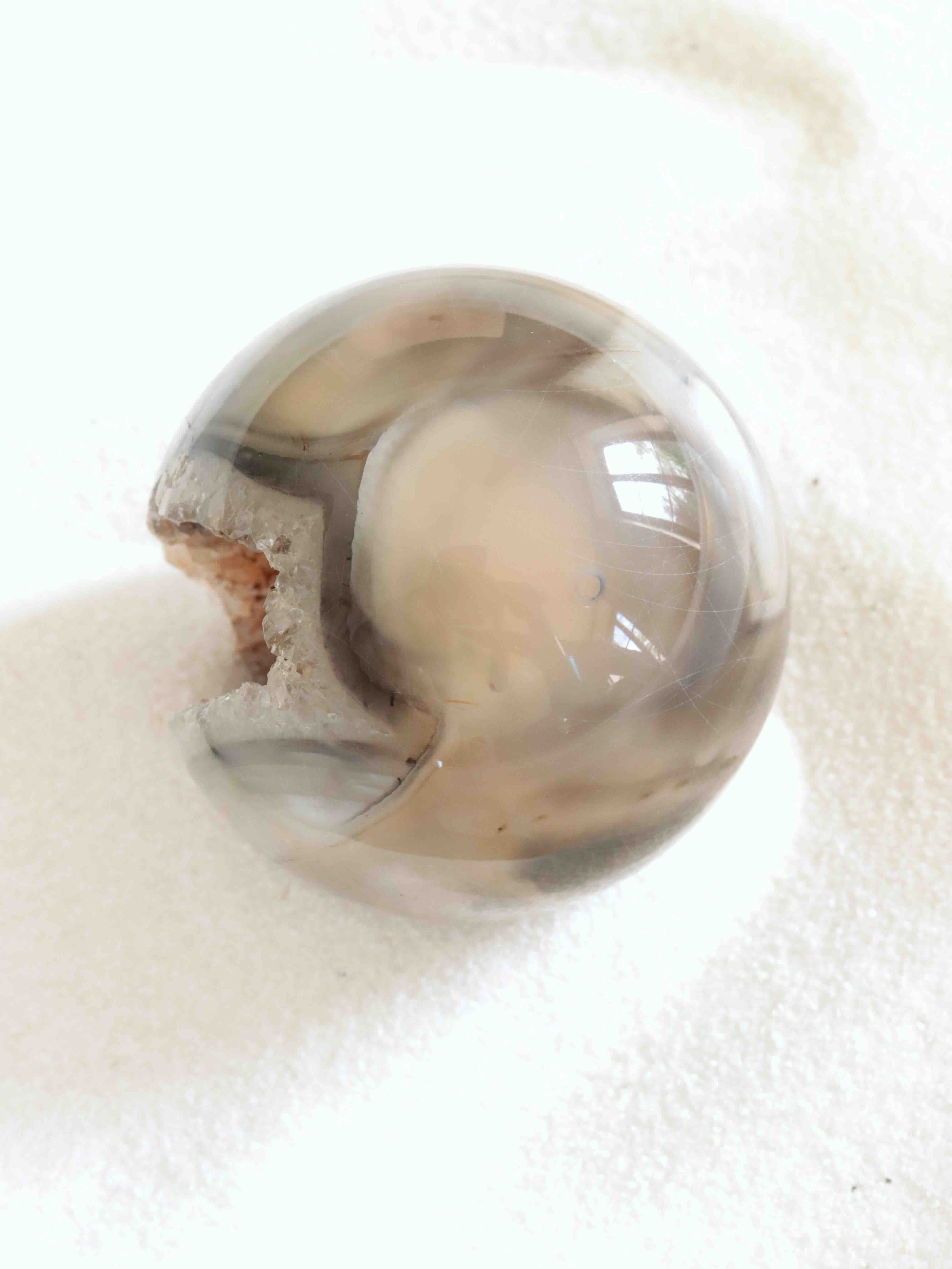 Sphère Agate - Pierre pour le courage & la chance - SOLYA - Bijoux, Cristaux et mineraux en Belgique - Boutique de pierres naturelles et ethiques