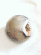 Sphère Agate - Pierre pour le courage & la chance - SOLYA - Bijoux, Cristaux et mineraux en Belgique - Boutique de pierres naturelles et ethiques