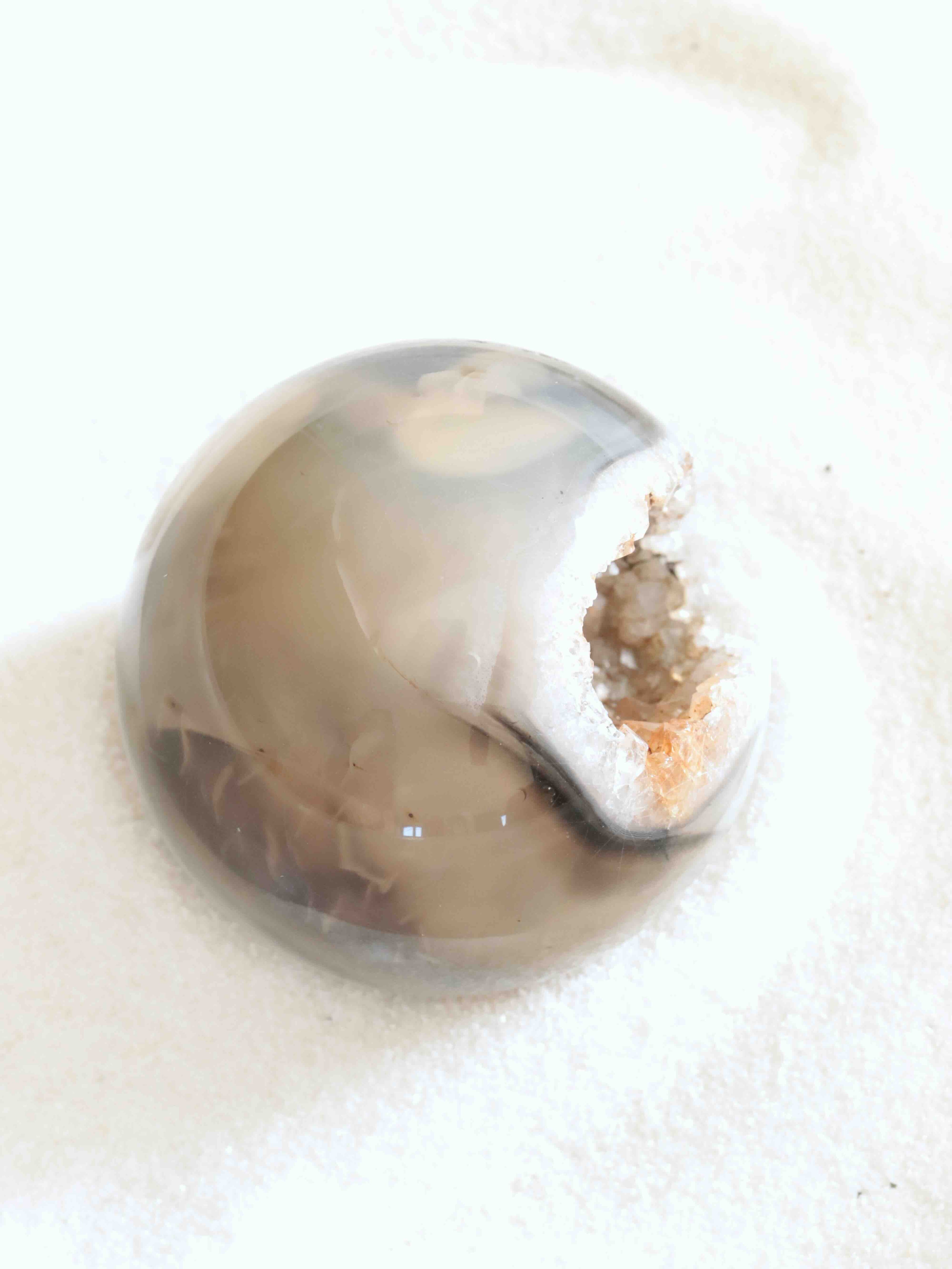 Sphère Agate - Pierre pour le courage & la chance - SOLYA - Bijoux, Cristaux et mineraux en Belgique - Boutique de pierres naturelles et ethiques